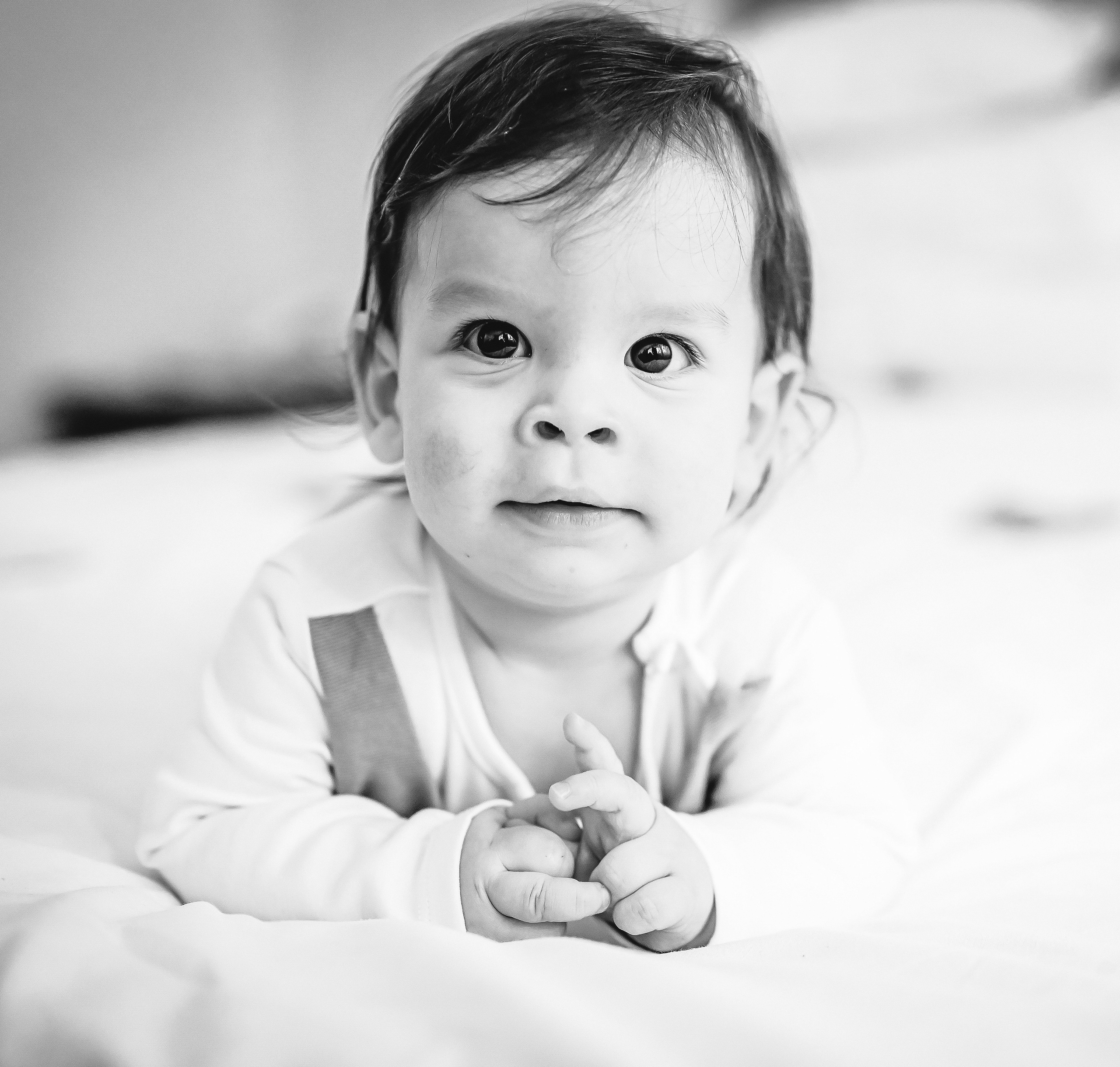 Privirea plină de emoție a bebelusului în timpul sedintei foto de botez – Ana Maria Drăgan fotograf botez