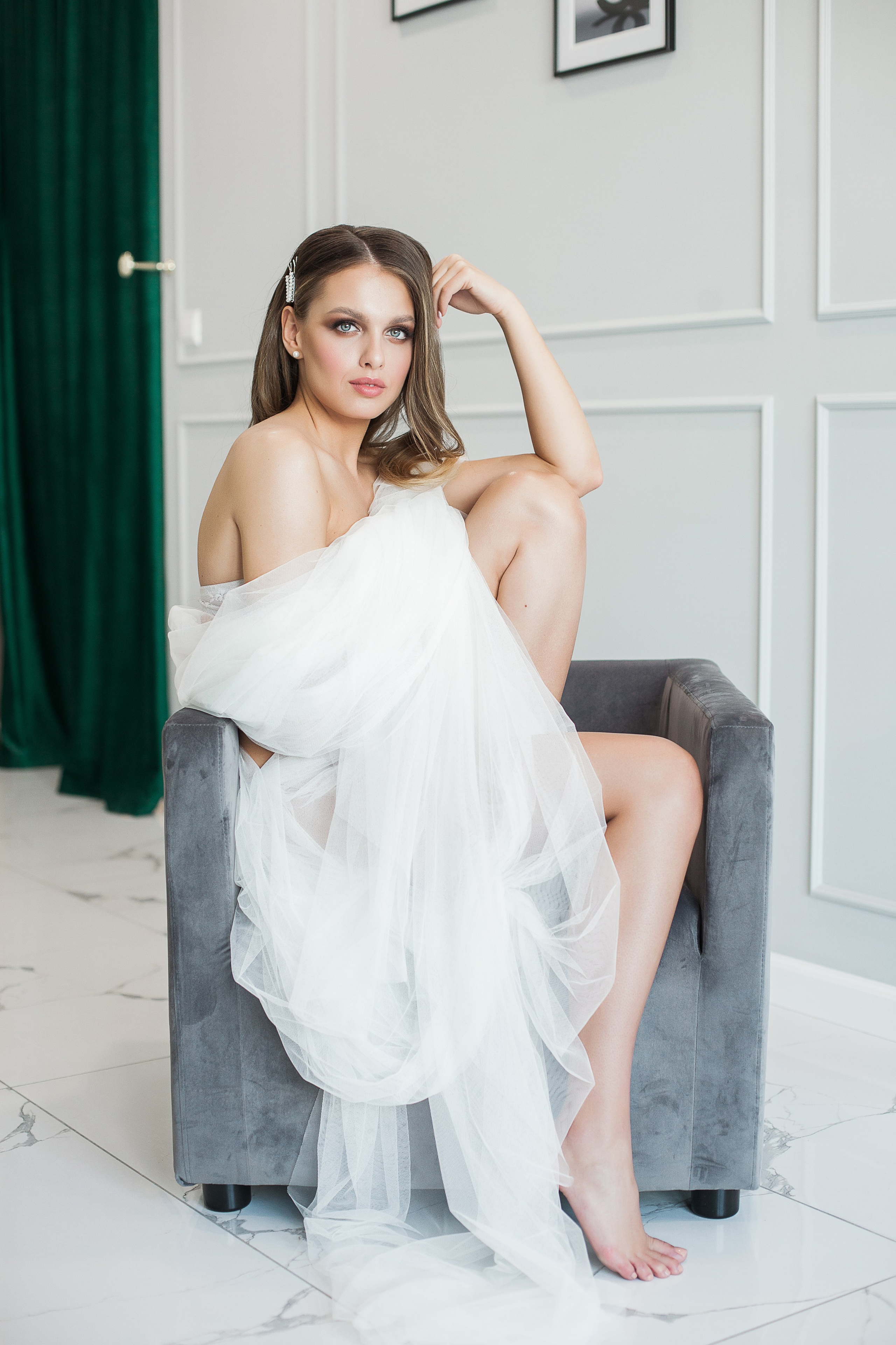Braut im modernen Kleid beim Getting Ready, luxuriöse cineastische Hochzeitsfilme in Deutschland