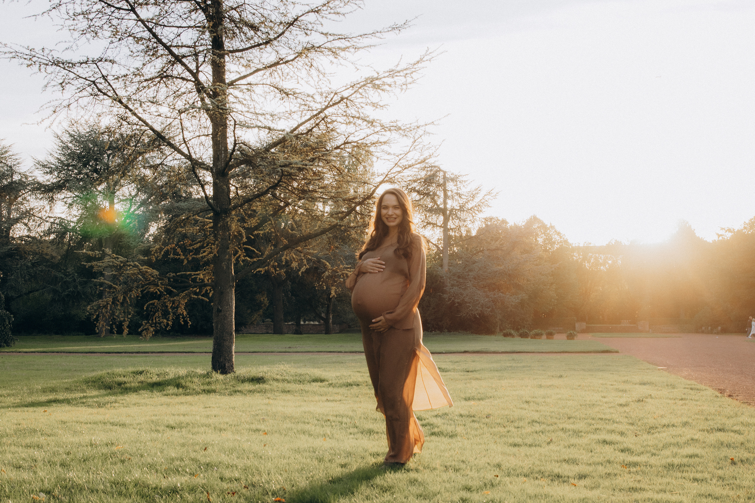 Babybauch beim Sonnenuntergang. Familien & Hochzeitfotografin Nadja Holzmann