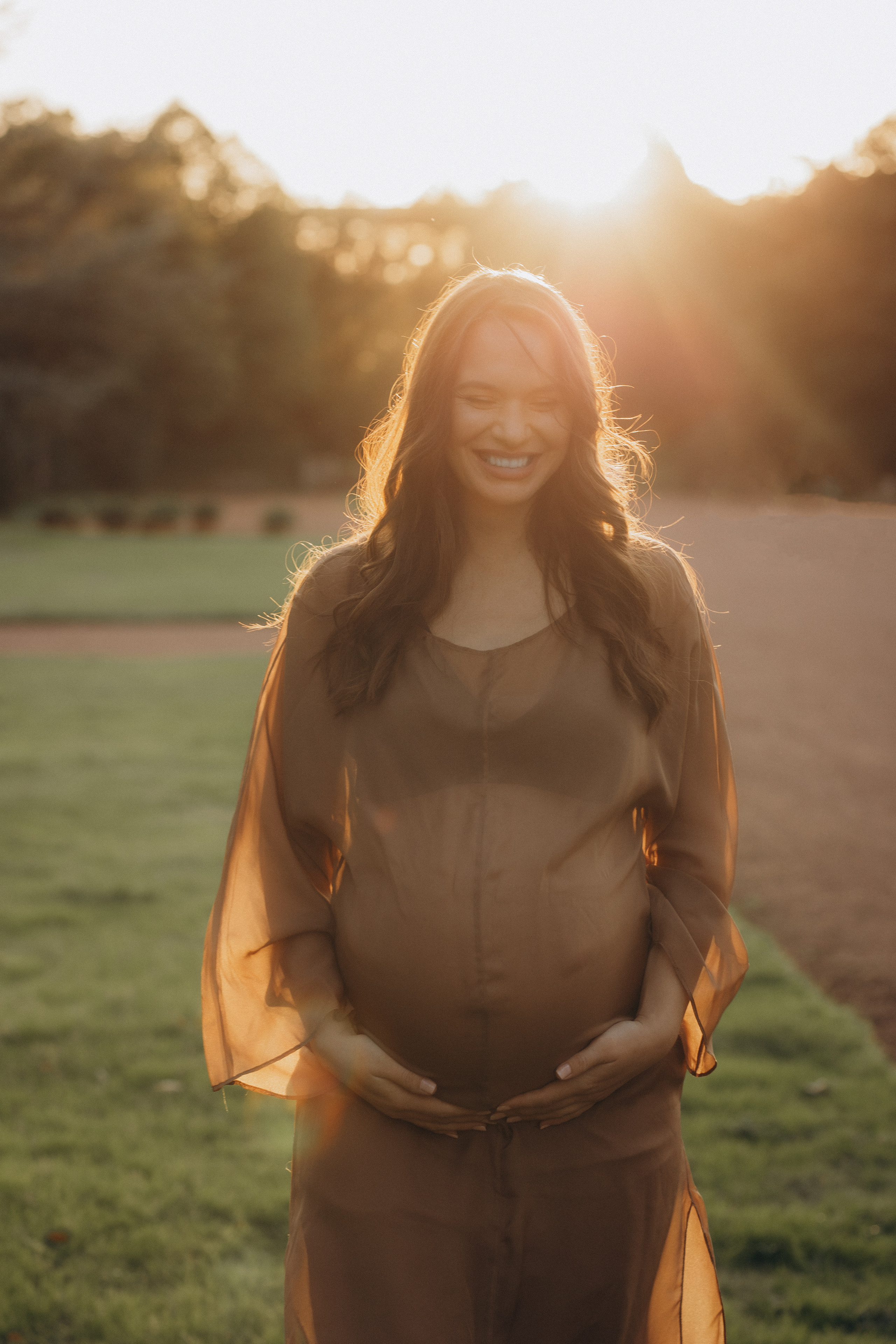 Babybauch beim Sonnenuntergang. Familien & Hochzeitfotografin Nadja Holzmann