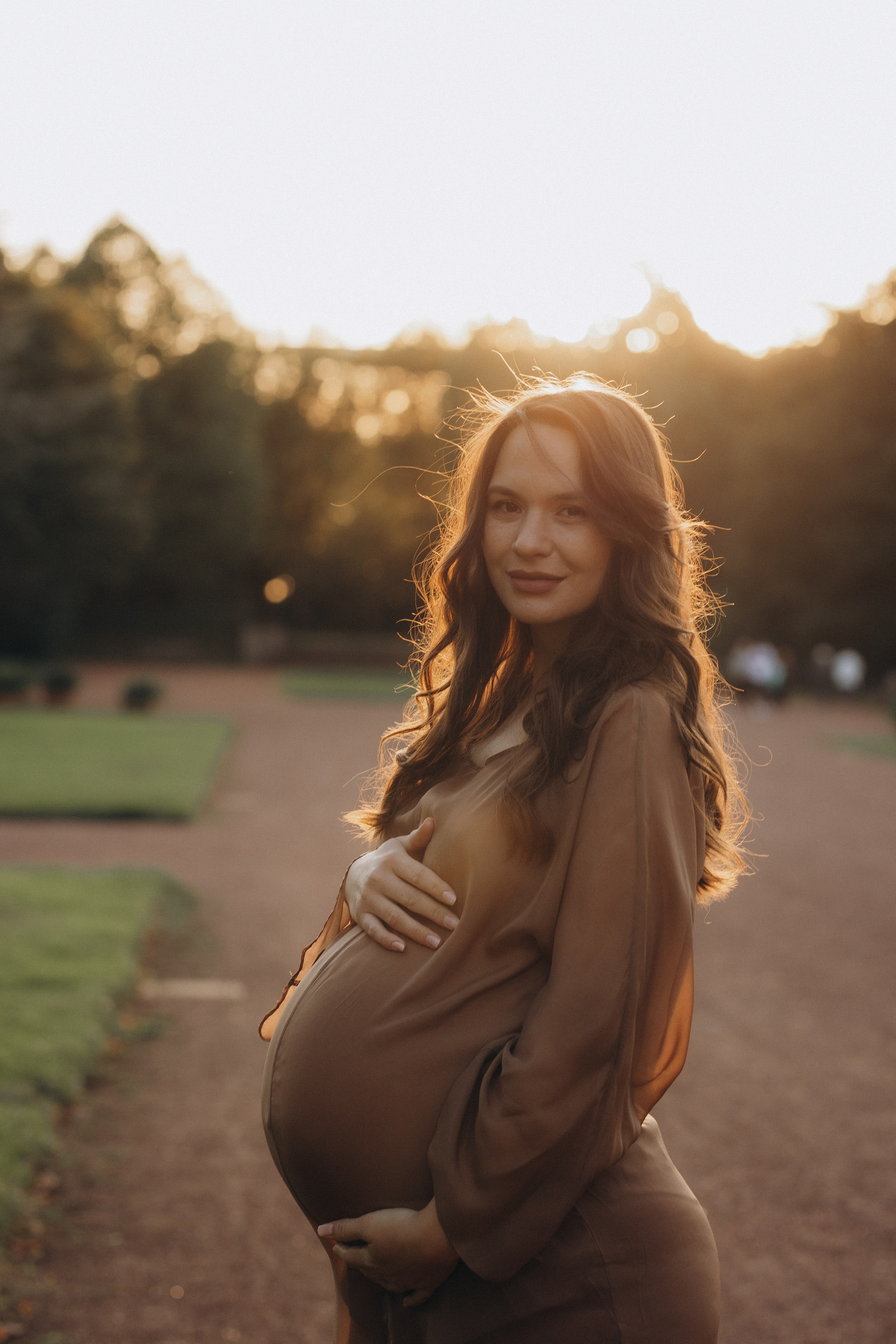 Babybauch beim Sonnenuntergang. Familien & Hochzeitfotografin Nadja Holzmann
