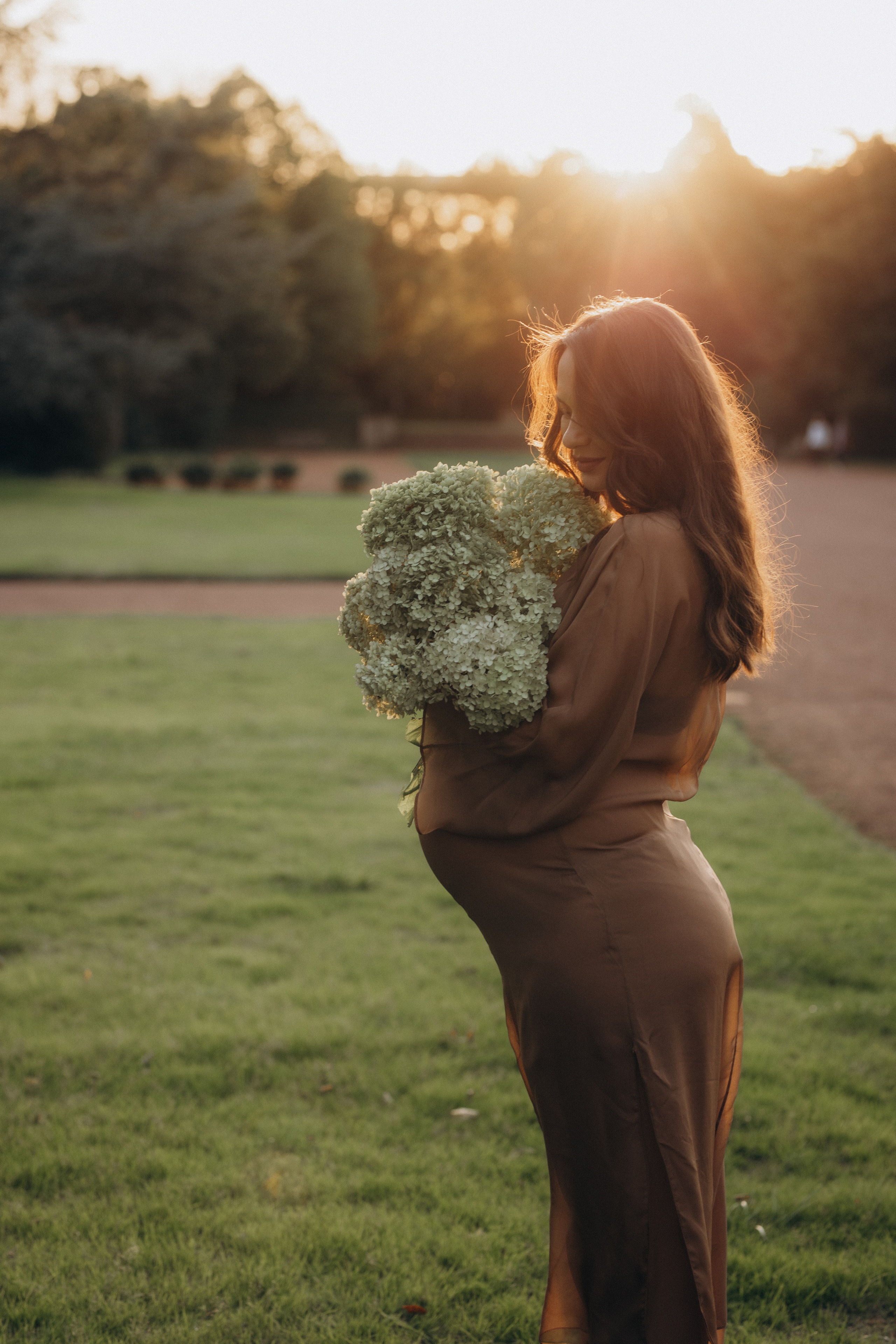Babybauch beim Sonnenuntergang. Familien & Hochzeitfotografin Nadja Holzmann