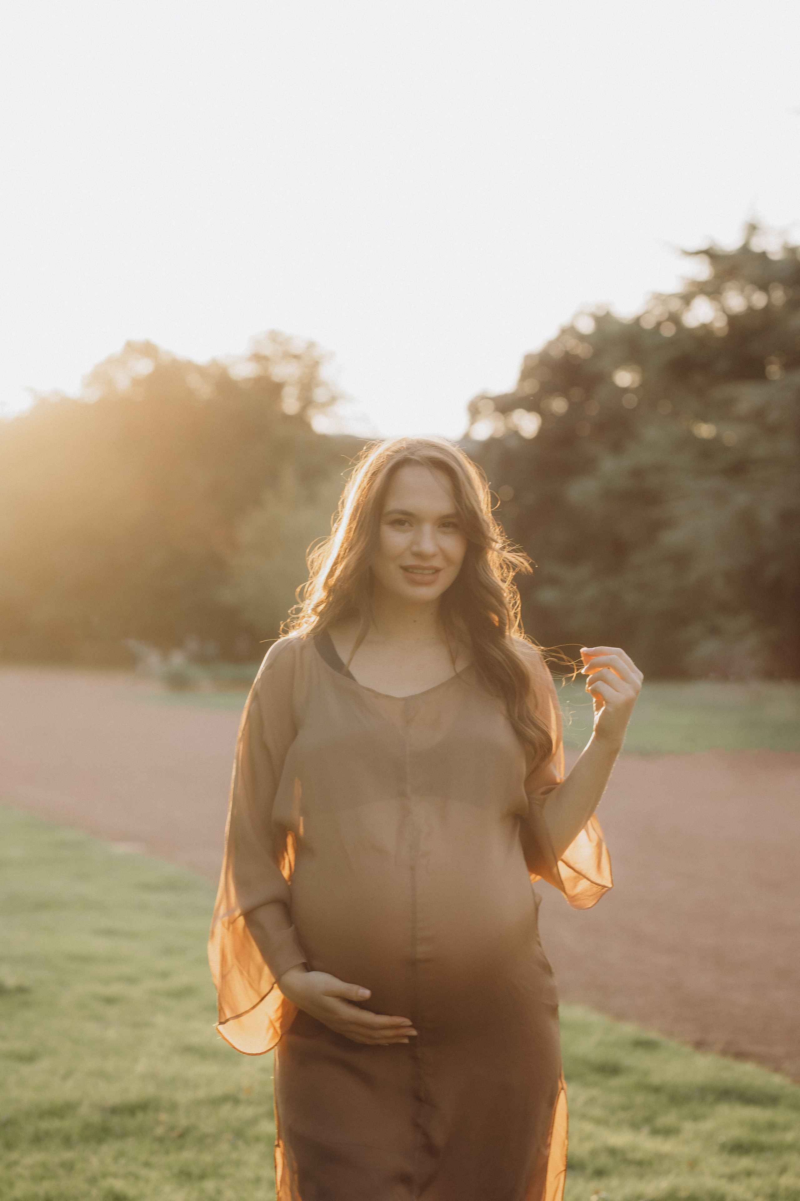Babybauch beim Sonnenuntergang. Familien & Hochzeitfotografin Nadja Holzmann