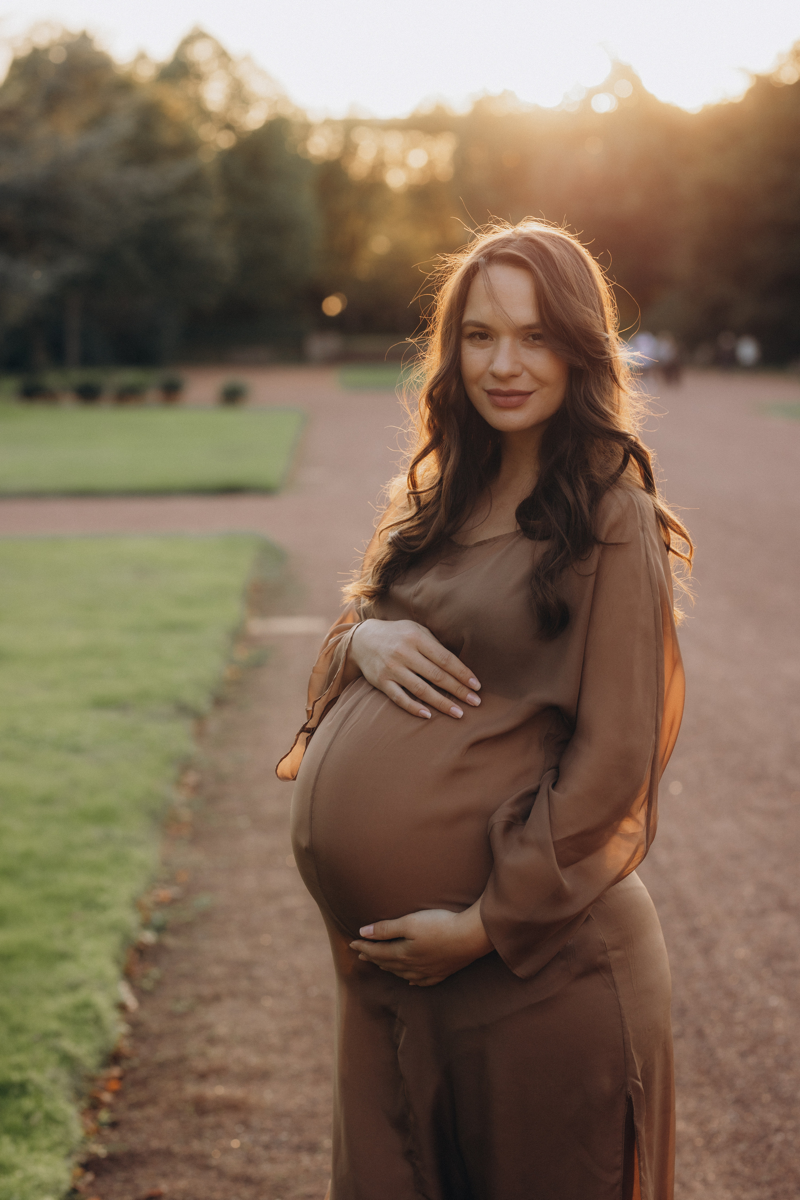 Babybauch beim Sonnenuntergang. Familien & Hochzeitfotografin Nadja Holzmann