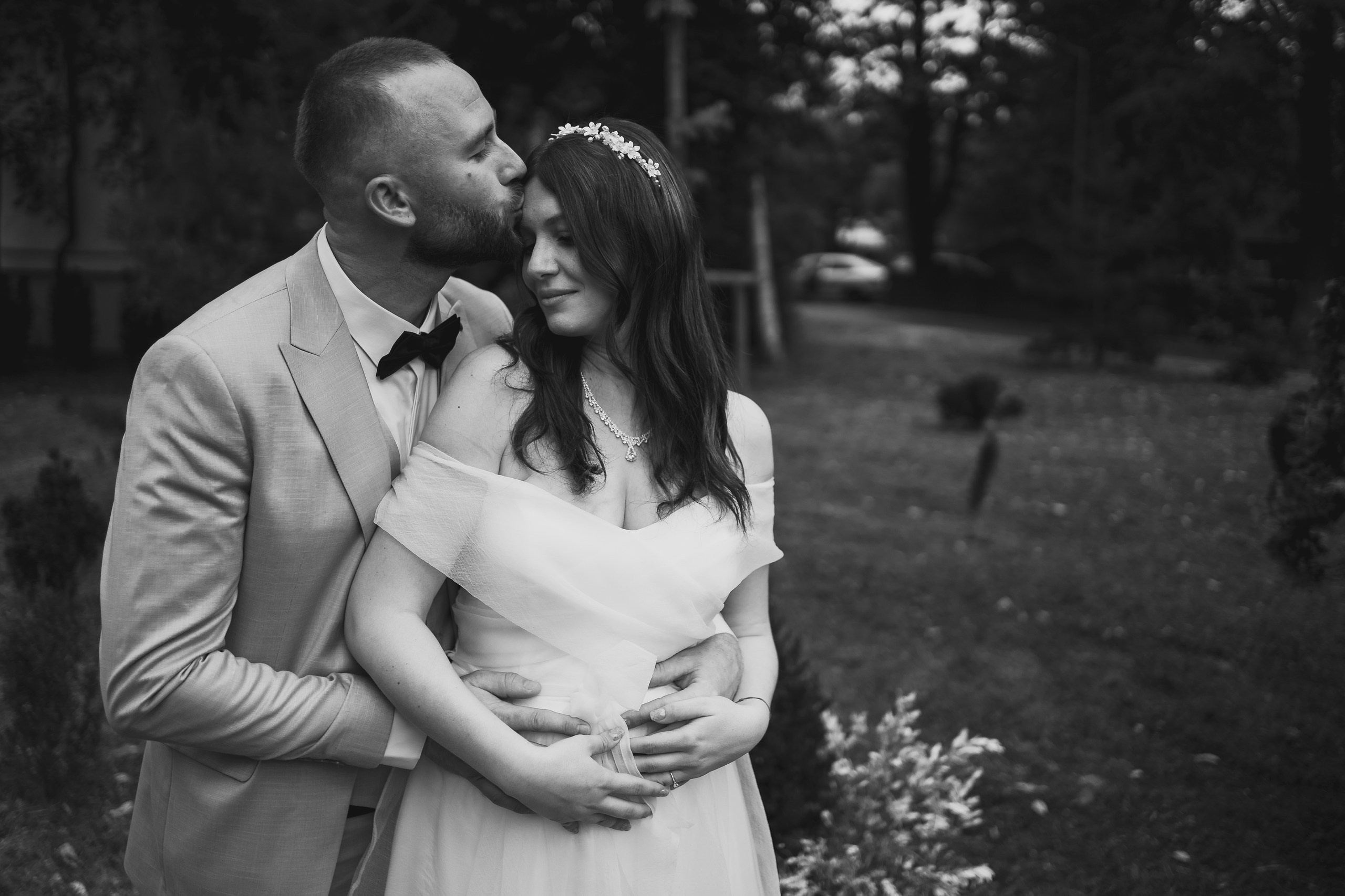 Miri fericiți în fața oficiului stării civile din Bucuresti, Sector 1, celebrând începutul unei noi vieți împreună. Fotografie de cununie civilă, capturând naturalețea și bucuria momentului special.