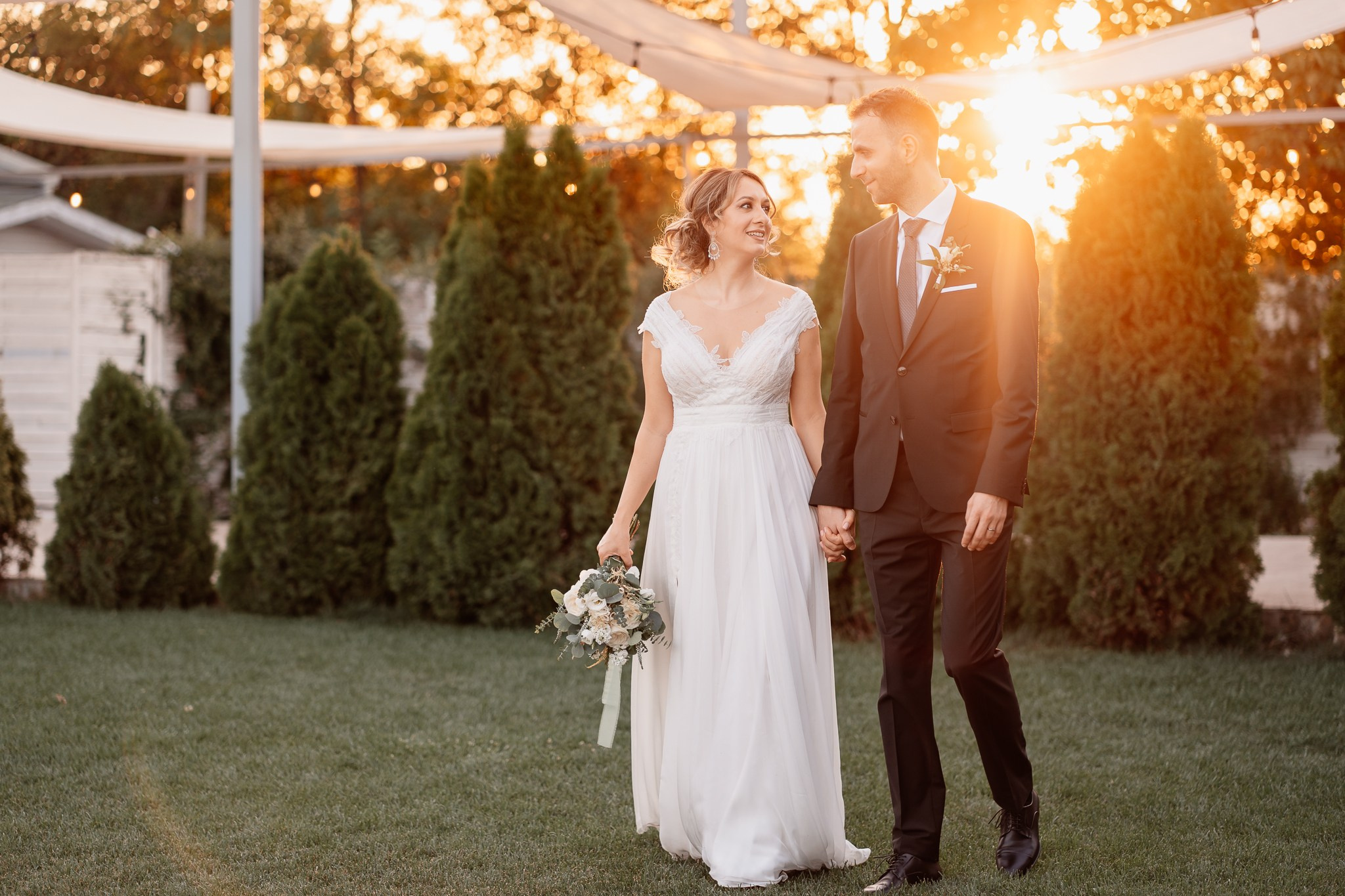 Moment emoționant între miri în ziua nunții, surprins într-un cadru natural și romantic, la Conacul din Livada. Fotografie de nuntă profesională, editată artistic pentru a evidenția emoția și eleganța evenimentului.