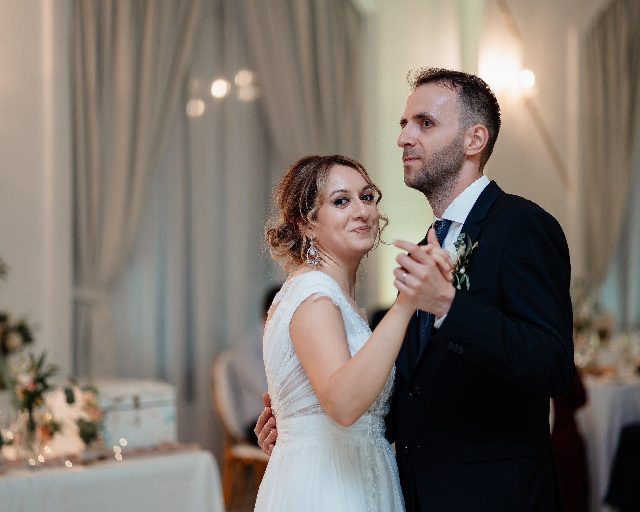 Moment emoționant între miri în ziua nunții, surprins într-un cadru natural și romantic, la Conacul din Livada. Fotografie de nuntă profesională, editată artistic pentru a evidenția emoția și eleganța evenimentului.