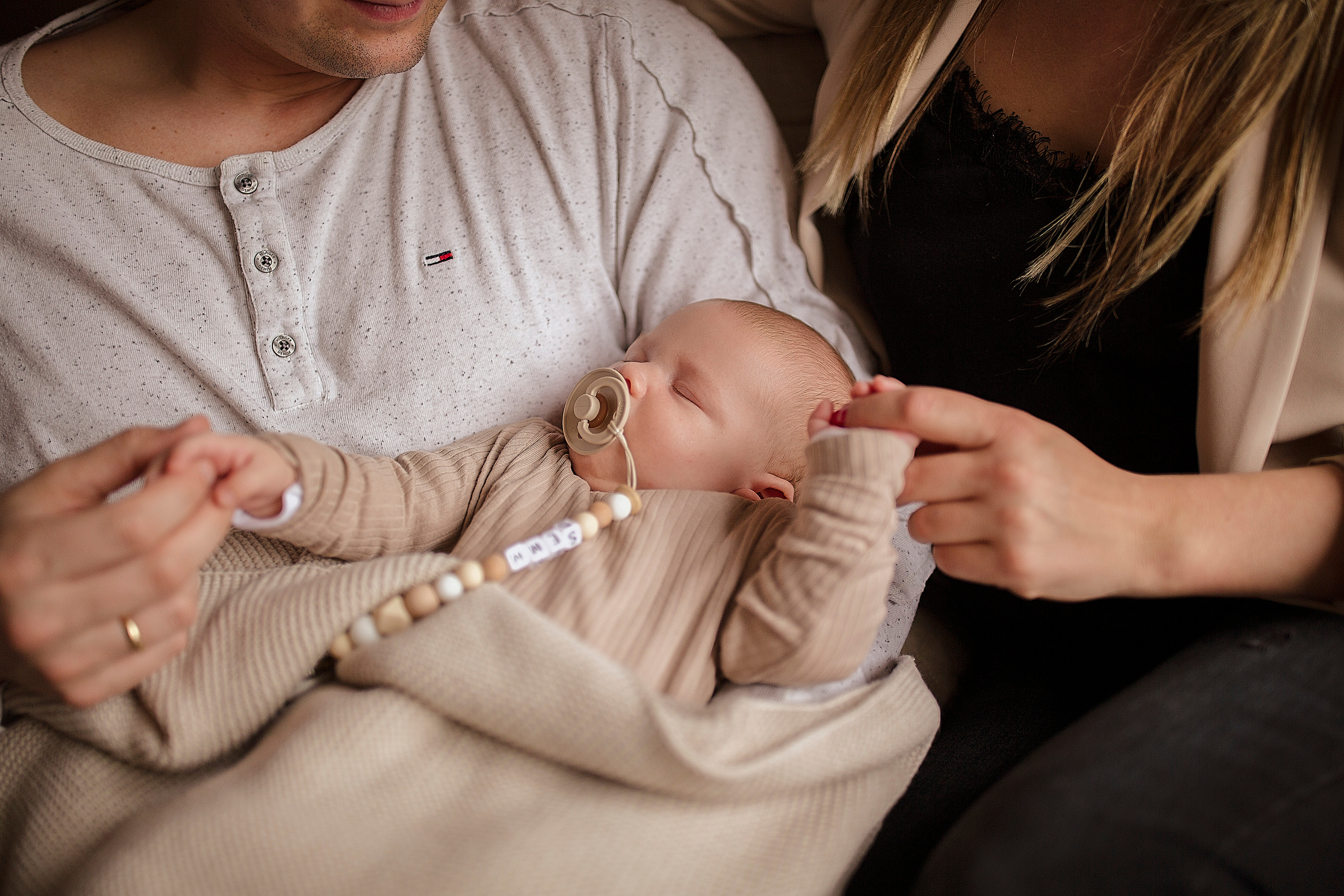 Een teder moment: moeder kijkt liefdevol naar haar baby.