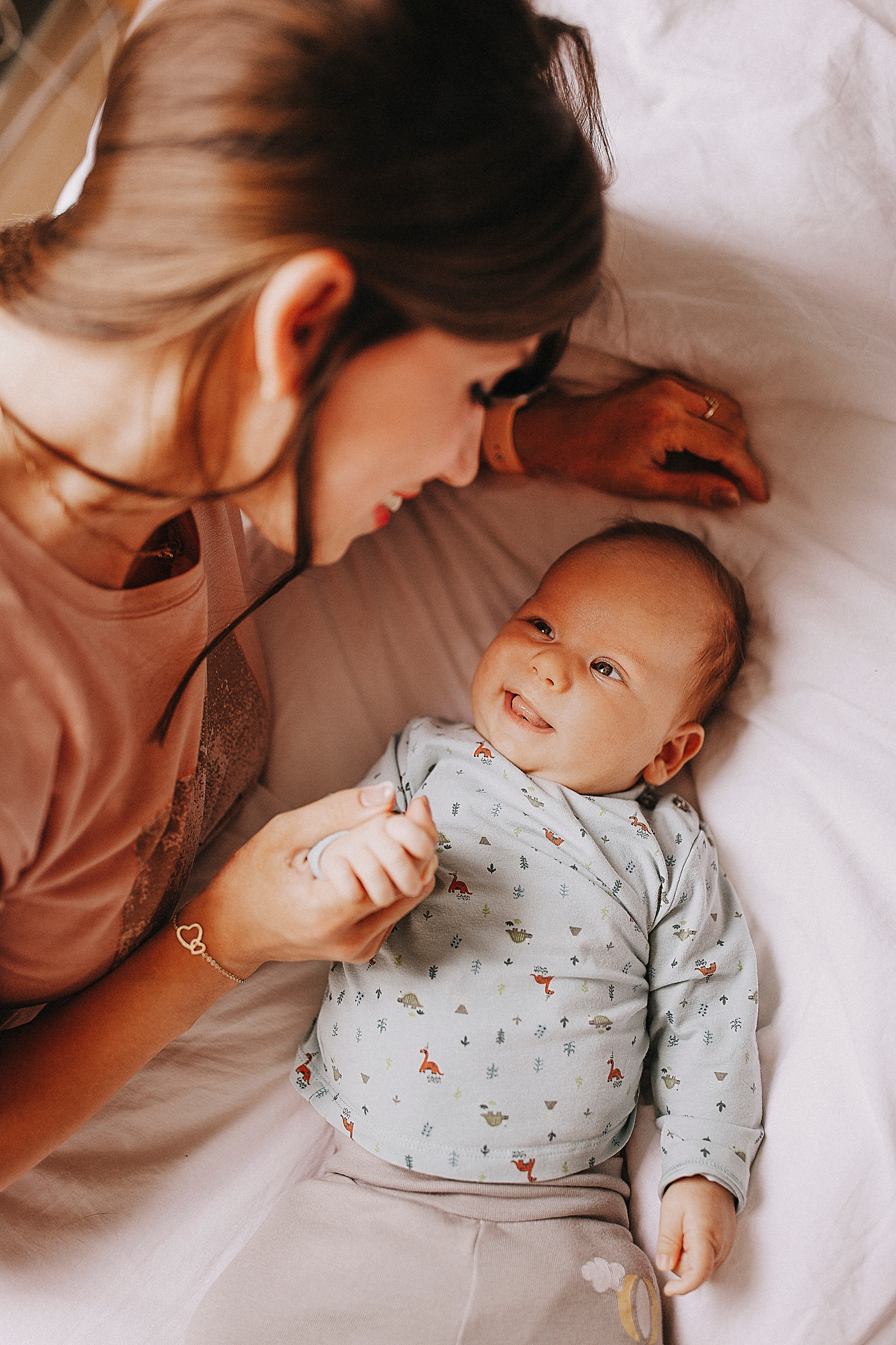 moeder kijkt lief naar haar baby