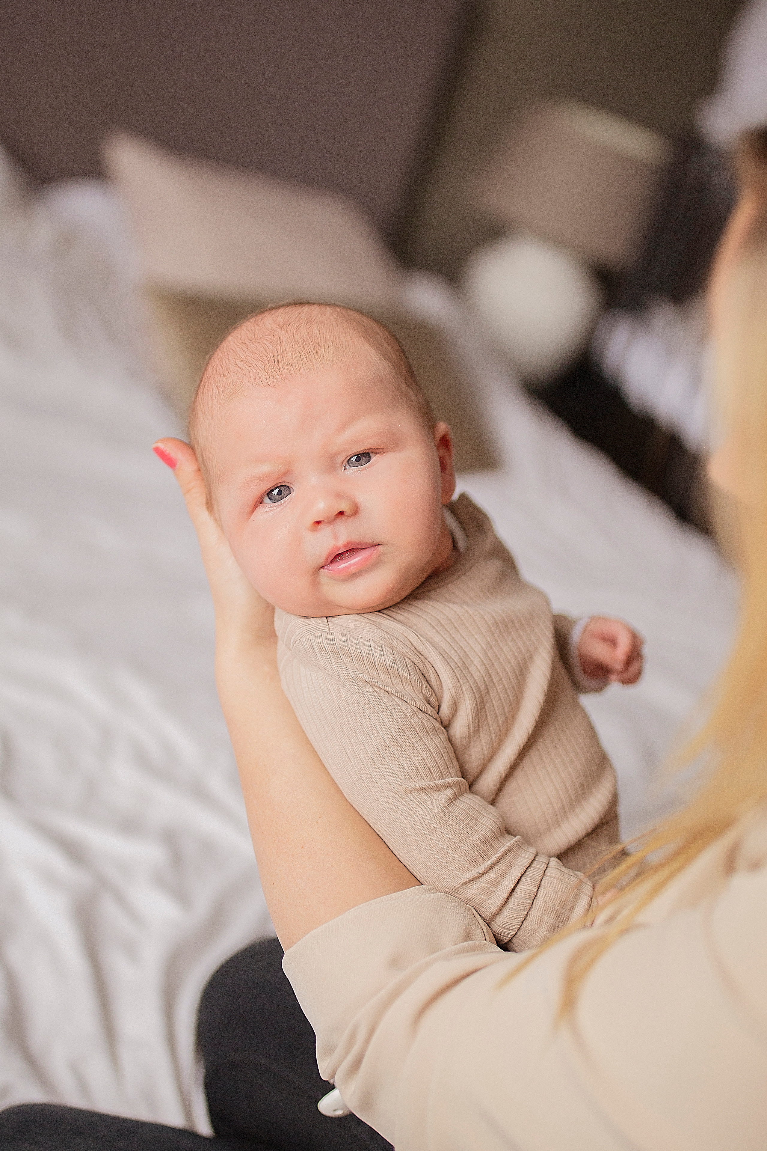 Kostbare newborn momenten gefotografeerd door Irina Hoek.