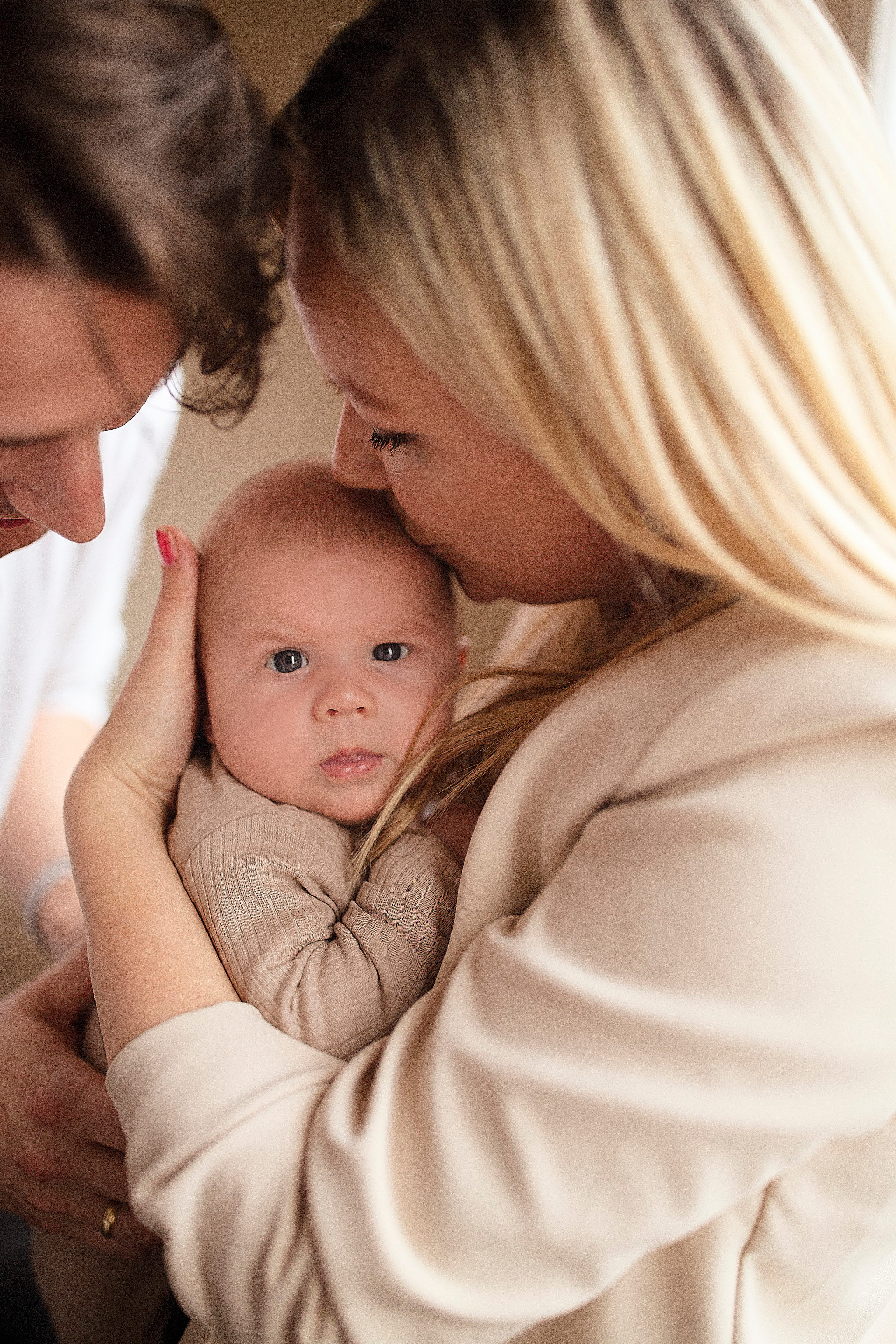 vers ouders op de foto met hun kindje newbornfotograaf irina hoek