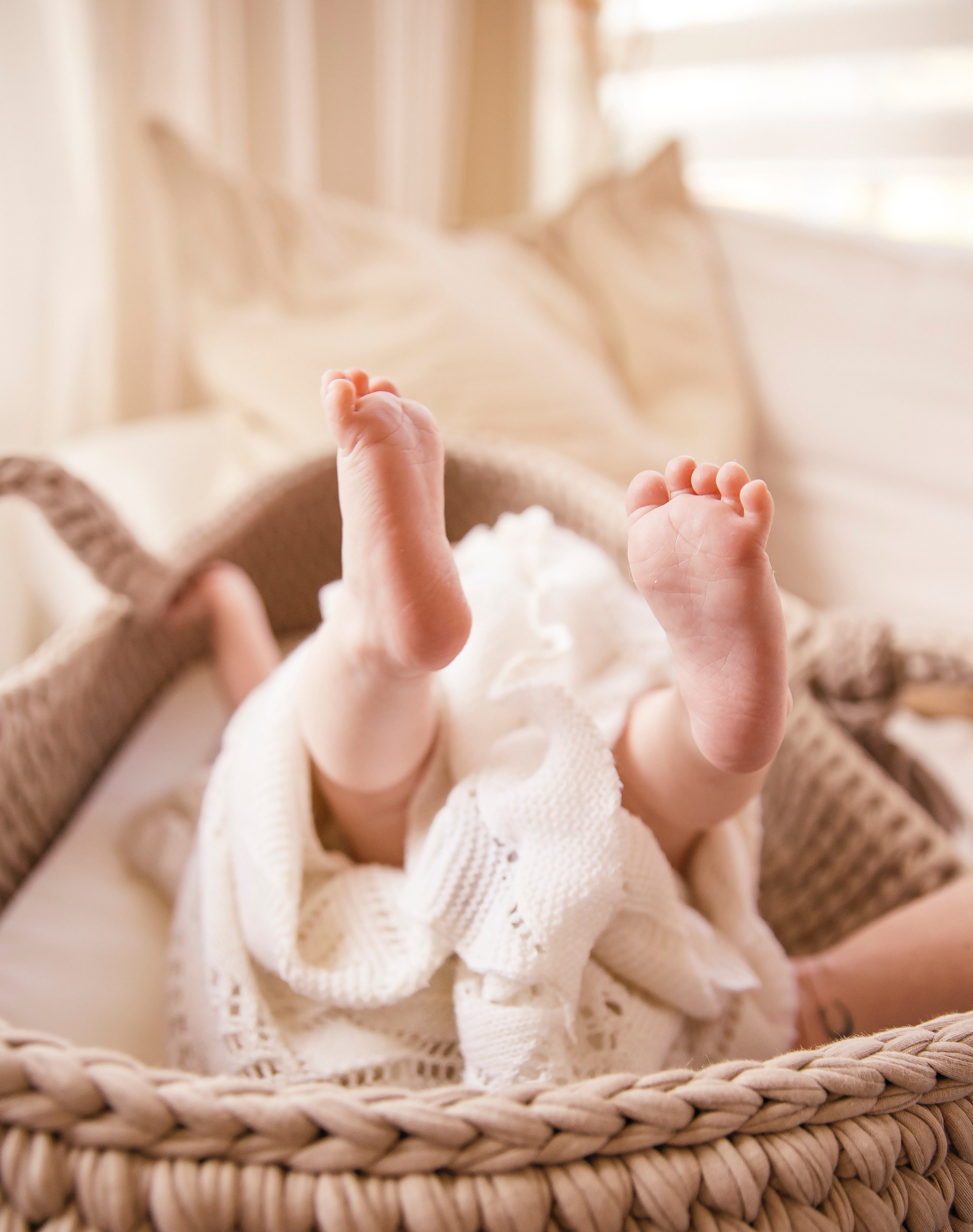Kleine voetjes. Het vastleggen van de schoonheid van newborn momenten. Lifestyle fotoshoot door Irina Hoek.