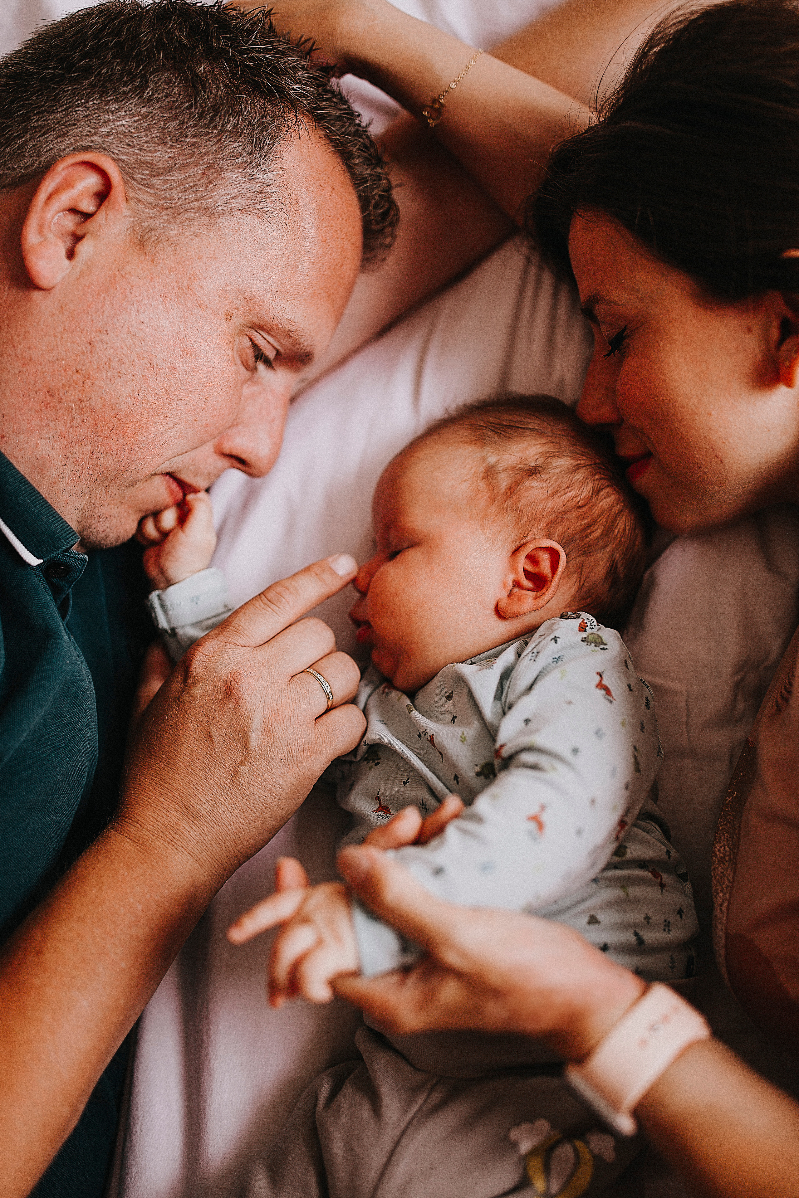 ouders met hun kindje op het bed thuis