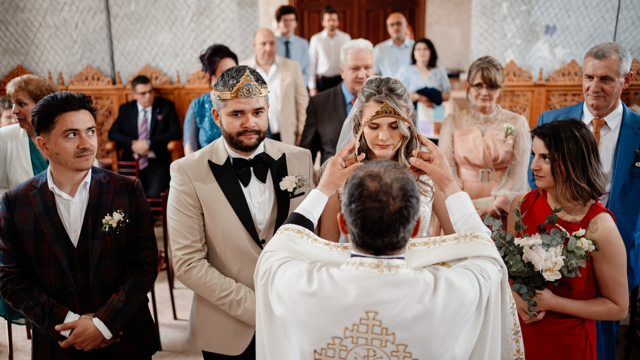Moment emoționant între miri în ziua nunții, surprins într-un cadru natural și romantic, la Grădina Lahovari. Fotografie de nuntă profesională, editată artistic pentru a evidenția emoția și eleganța evenimentului.