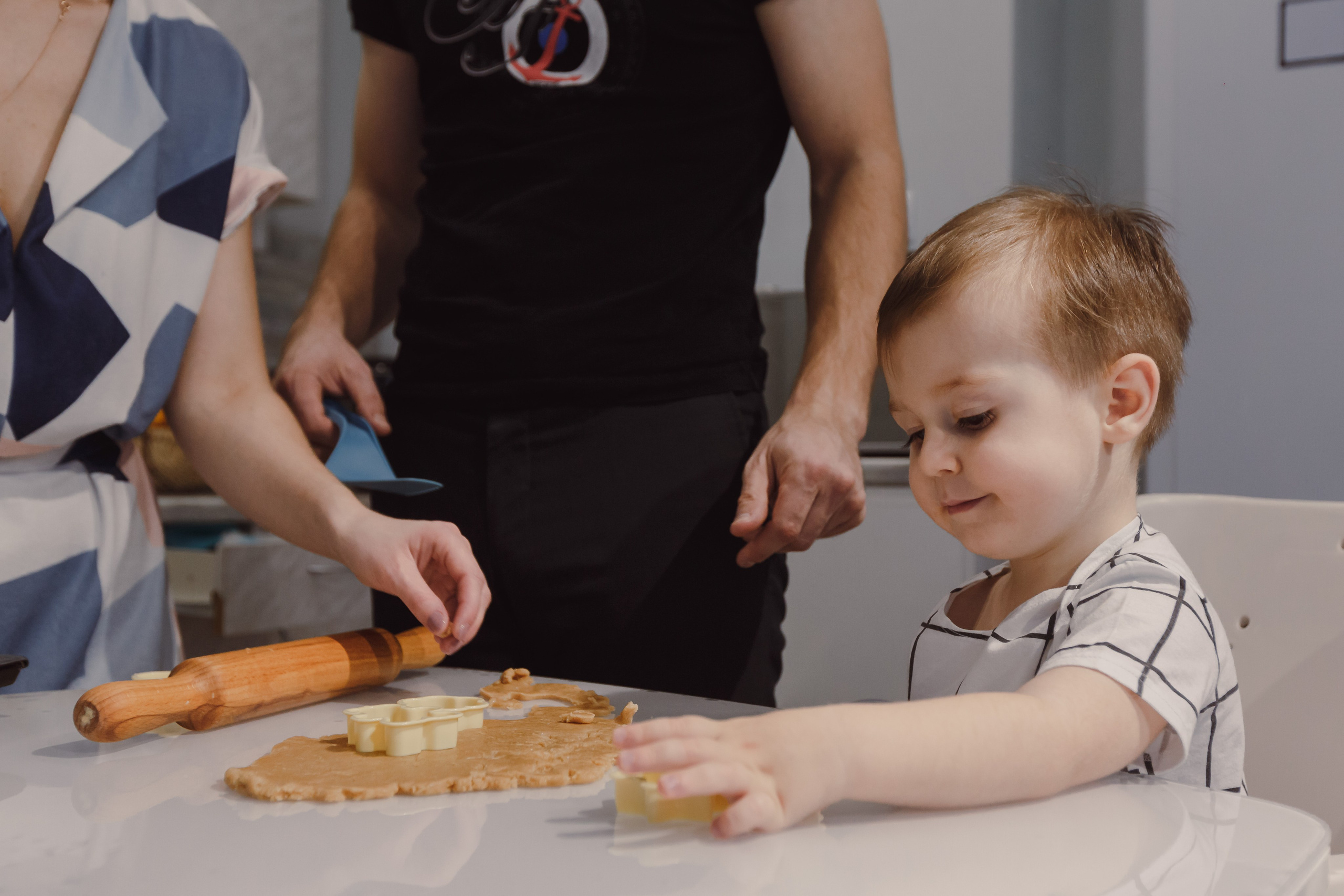 Padres con niños preparando galletas en casa. Fotógrafo de retrato, familia y reportajes en Valencia | España | Europa Vitalii Lumier