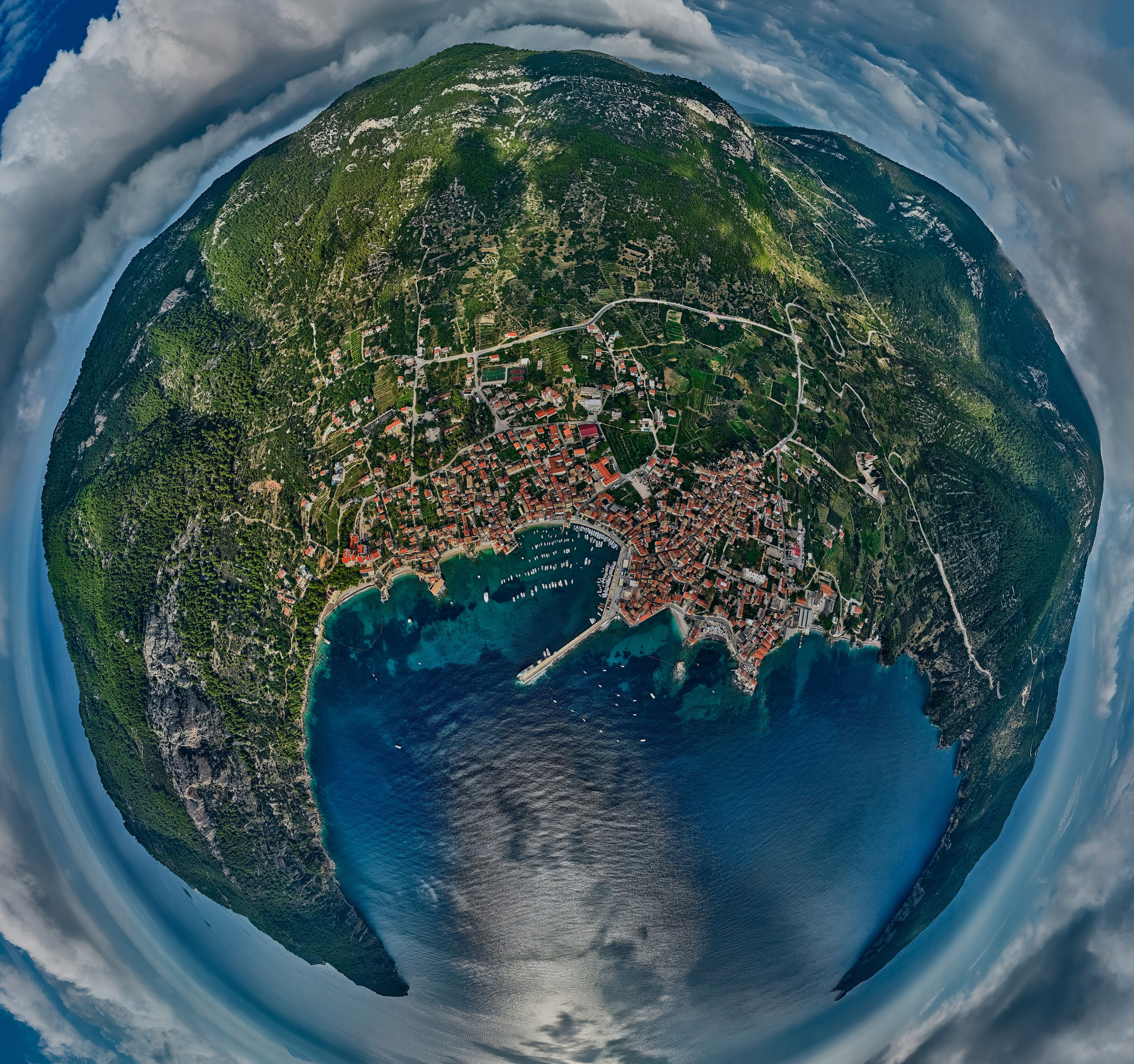 Andriej Szypiłow - fotografia i wideografia - Widok z lotu ptaka na zachód słońca w Komiży - na zachodnim brzegu pięknej i malowniczej wyspy Vis