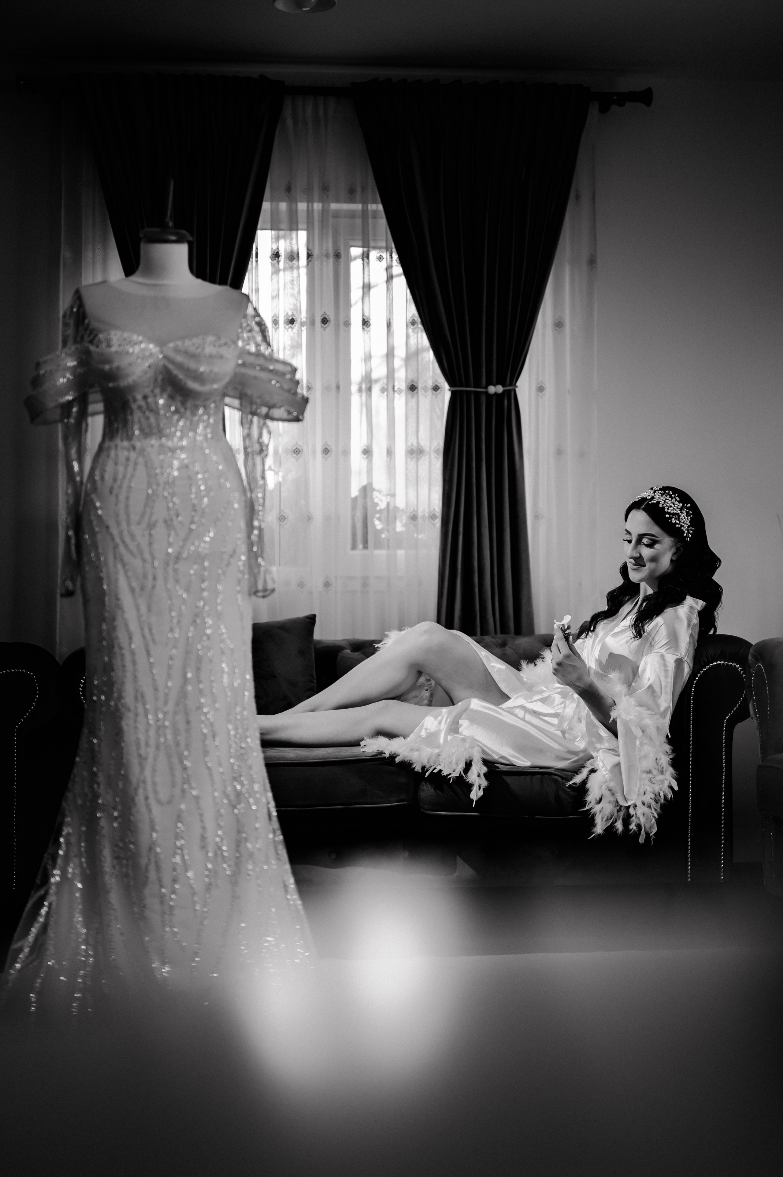 Înainte ca magia să înceapă, un moment de liniște și visare.Rochia așteaptă, emoțiile cresc, iar viitoarea mireasă zâmbește în tăcere.Ultimele clipe de calm înainte ca povestea să devină realitate.În așteptarea unui "pentru totdeauna", un moment doar pentru ea.Eleganță, emoție și visuri cusute cu fir de aur.