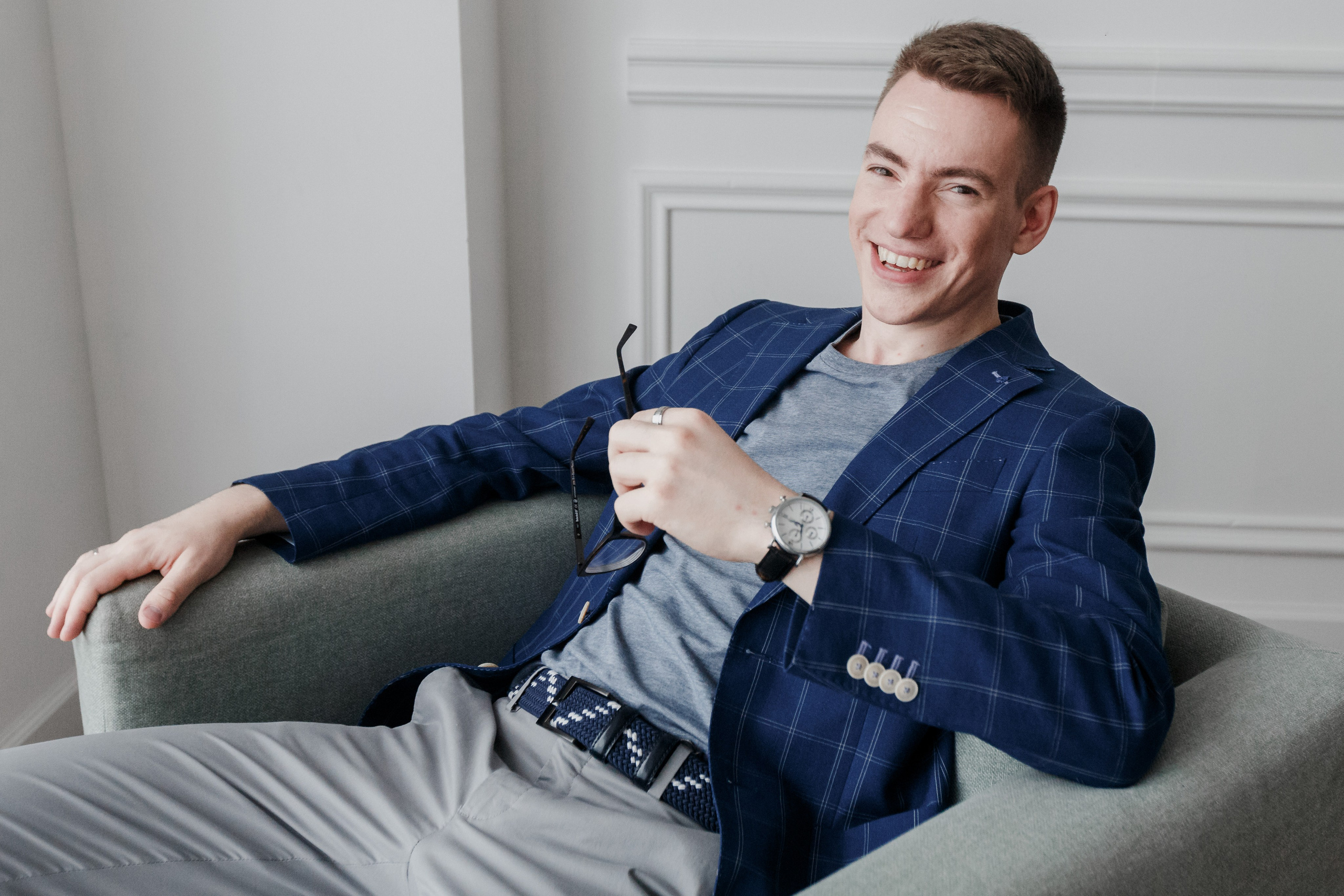 Retrato de un director masculino en una silla