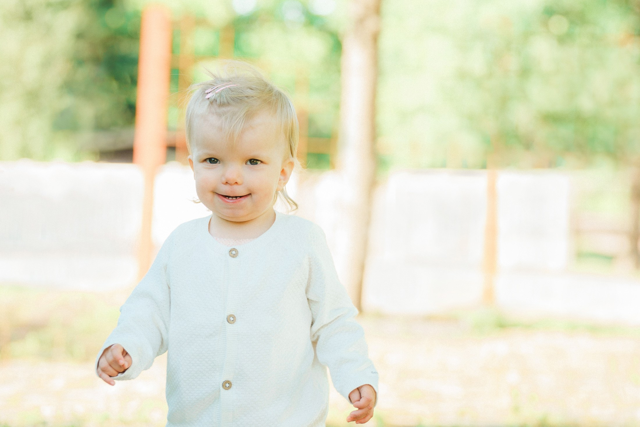 Perhekuvaus puistossa Espoossa