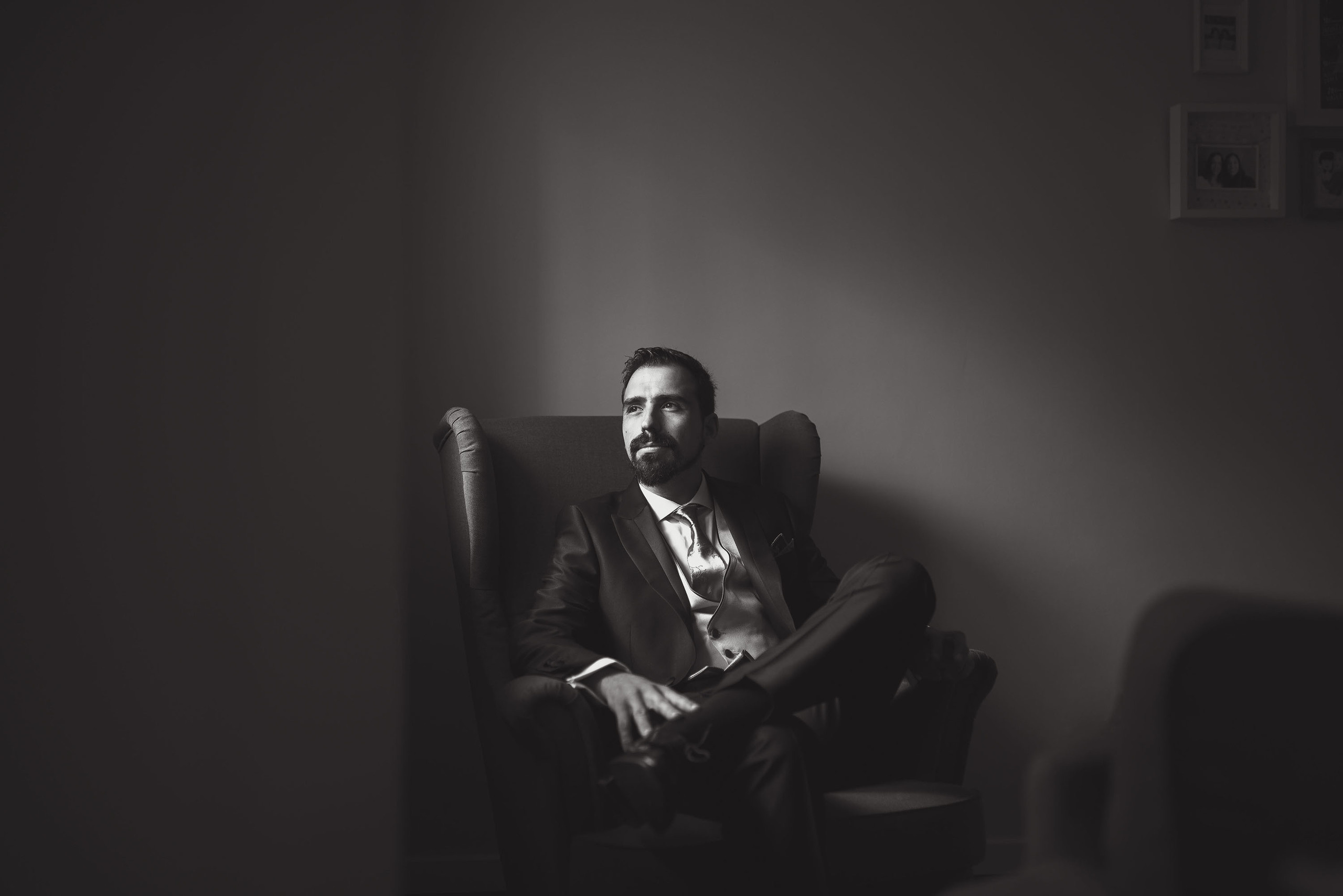 Foto de boda en casa del novio en Zaragoza sentado en un sillón