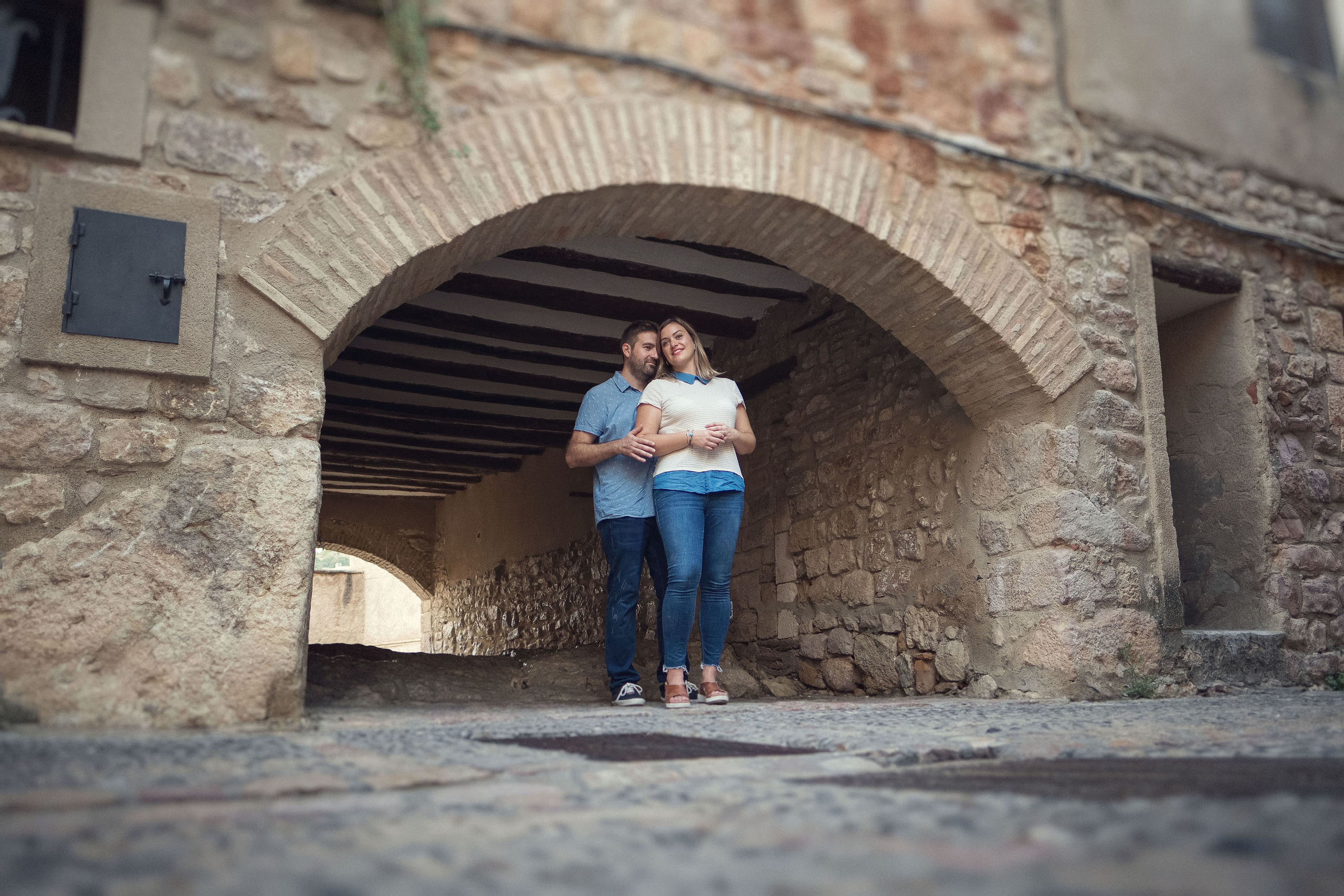 Reportaje de preboda en Alquezar de Clara y Nacho, fotografos Pirineos. PIXLOVE - Fotógrafos de bodas Huesca Pirineos Zaragoza