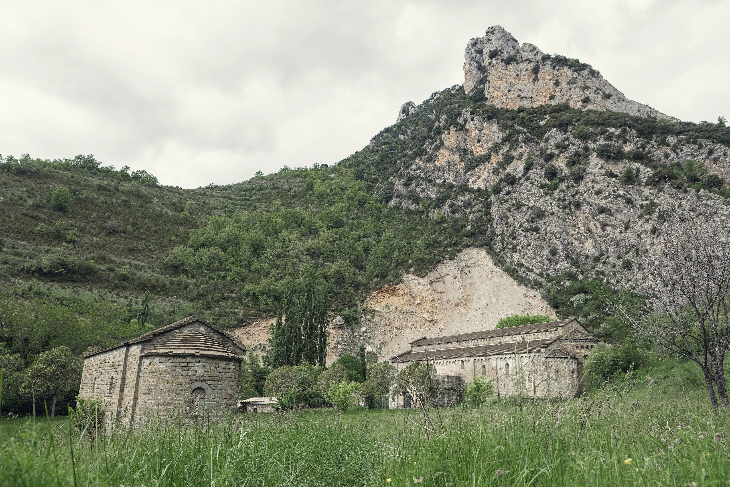 Postboda en el Monasterio de Obarra - Iglesia Santa María | Patri & Da. PIXLOVE - Fotógrafos de bodas Huesca Pirineos Zaragoza