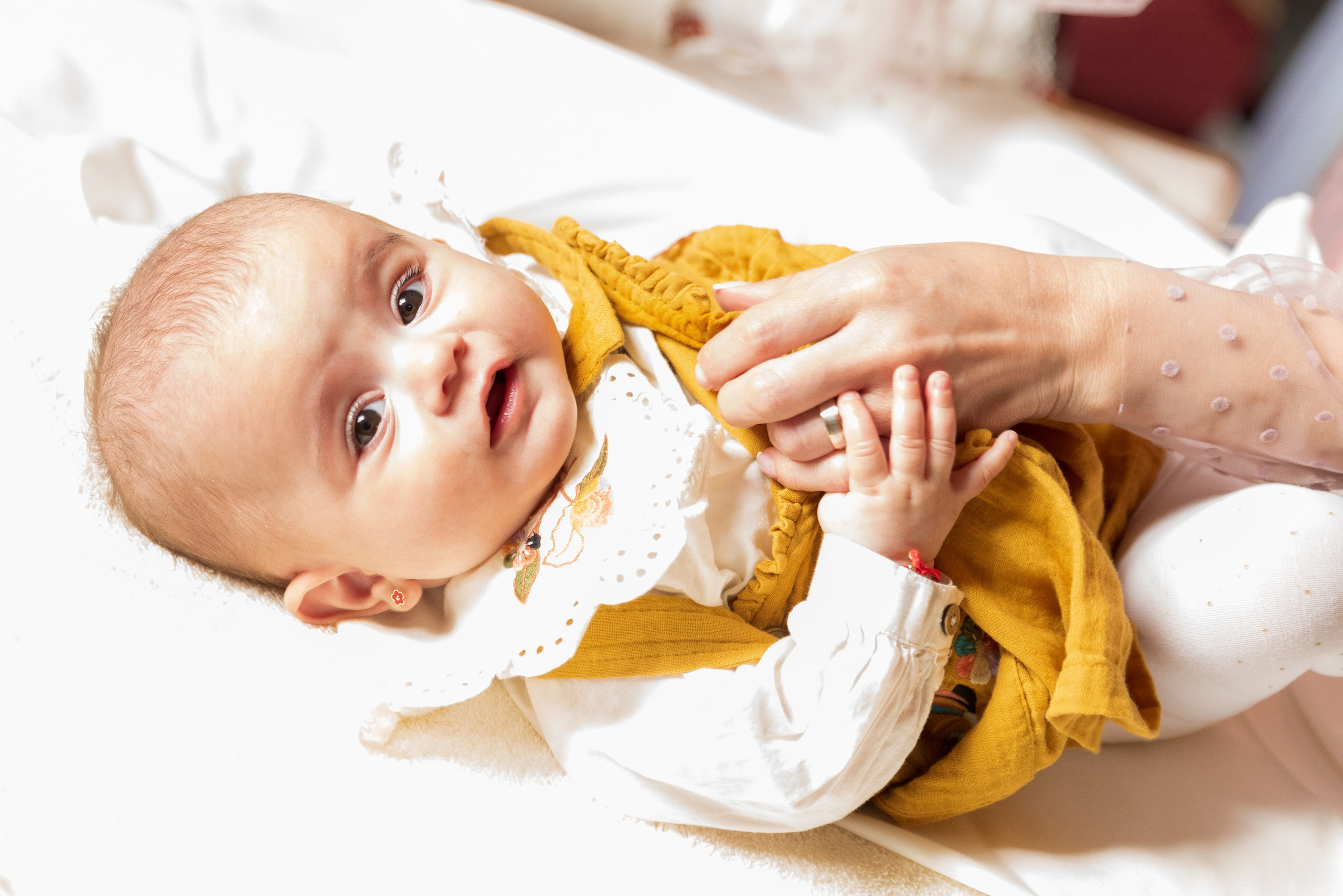 Fotograf botez, sedinta foto acasa, fotografii cu bebe, fotograf profesionist botez Bucuresti, sedinta foto de familie, sedinta foto cu bebe, fotografii la botez acasa, fotografii pregatiri bebe, botezul bebelusului, obiceiuri la botez, fotograf pentru botez, oferta foto botez, fotograf profesionist Bucuresti, botezul.