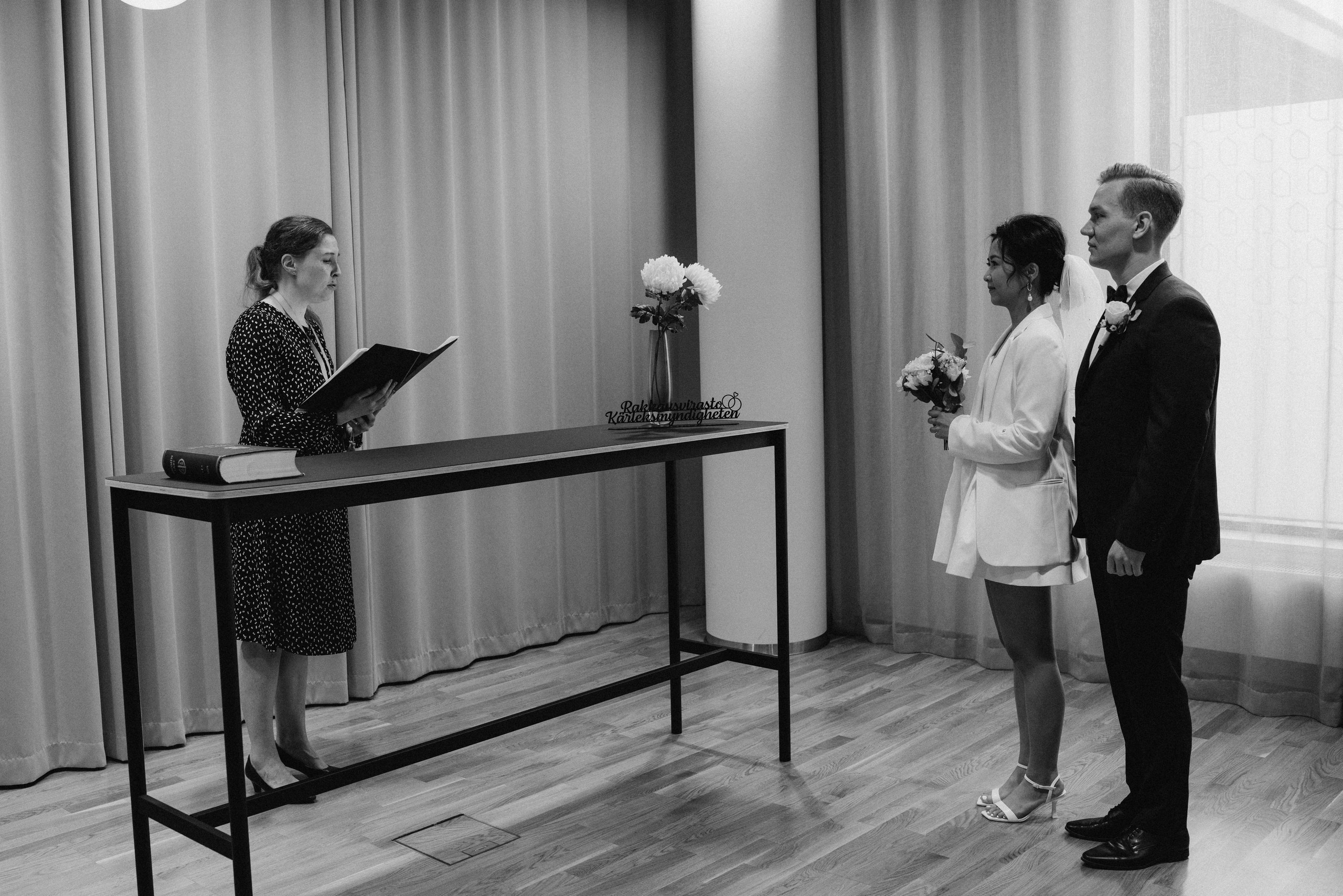 City wedding. Wedding and portrait photographer in Helsinki Vickan O