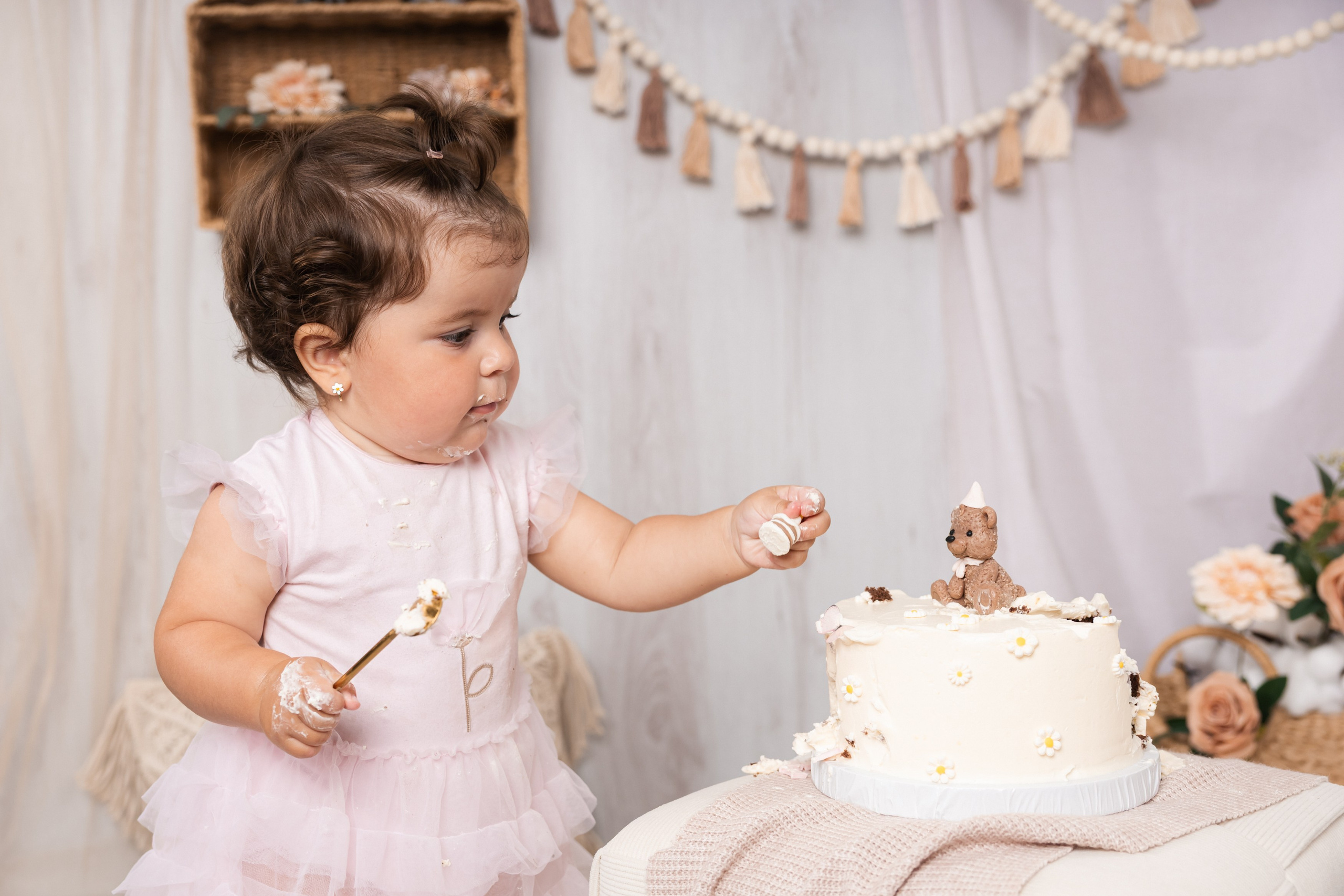 Smash cake focení — první narozeniny plné radosti. Lifestyle a rodinná fotografka v Pisku Oxana Telupilova