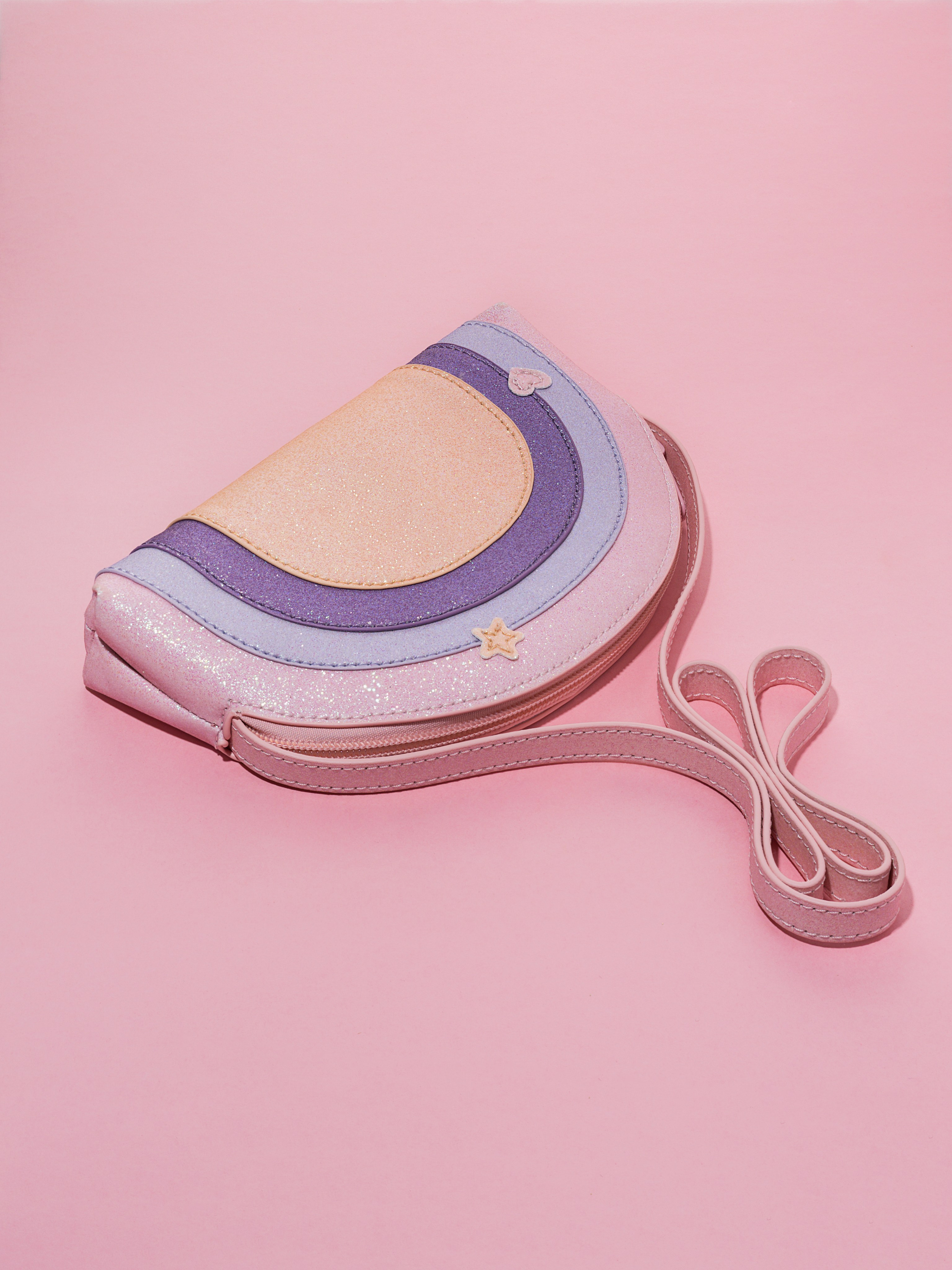 Prise de vue de sac à main fille 