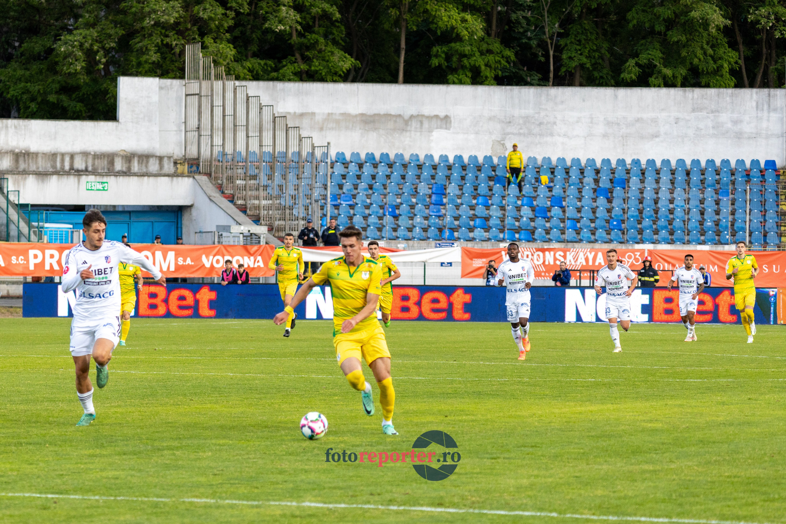 Galerie Foto: FC Botoșani vs. CS Mioveni - Pe 17 mai 2024, am fost martorii unei partide incredibile între FC Botoșani și CS Mioveni, în prima manșă a barajului pentru evitarea retrogradării. În fața unui stadion plin de emoție și speranță, echipa noastră a obținut o victorie importantă, cu un gol marcat de Aldair în minutul 93. 💪 *FC Botoșani 1-0 CS Mioveni*⚽️ Urmăriți momentele cheie ale meciului și bucuria suporterilor în această galerie foto! Pregătiți-vă pentru meciul de retur de pe 24 mai, când vom lupta din nou pentru a rămâne în prima ligă.#FCBotoșani #CSMioveni #BarajRetrogradare #ForzaBotoșani 