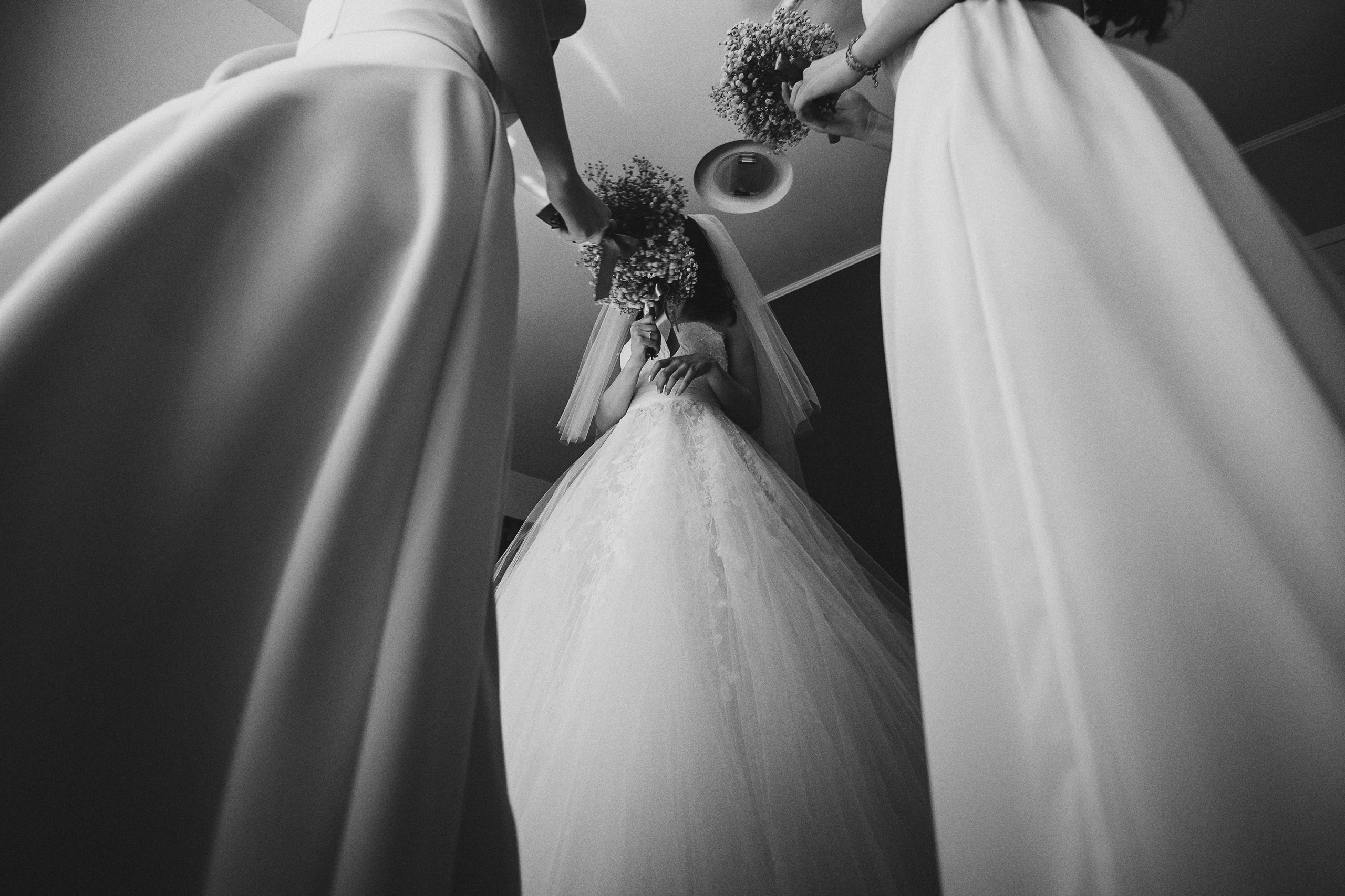 Фотограф в Ирландии чёрно-белая самые красивые фотки невеста платье свадебное подружки букеты 