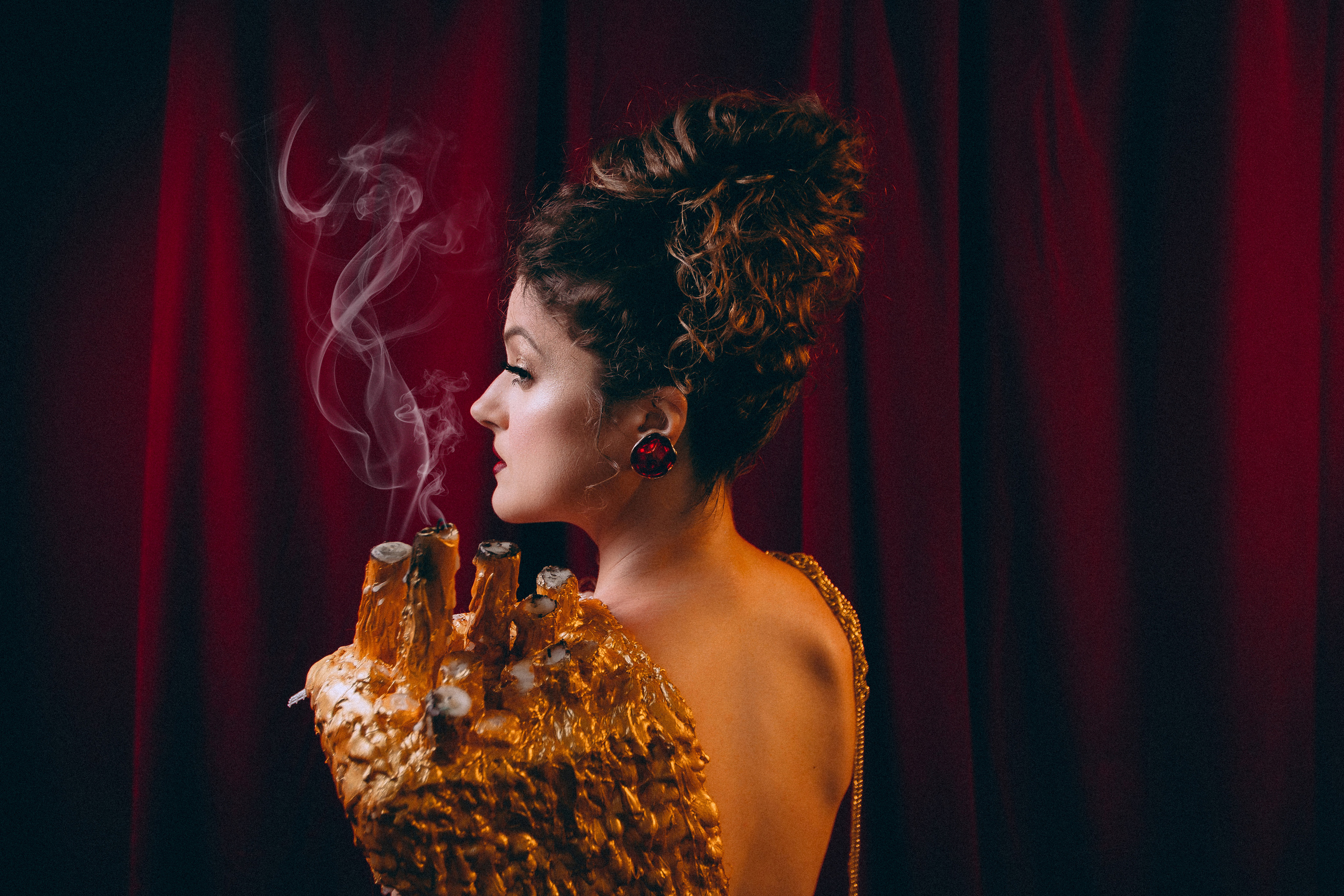 Фотограф в Валенсии. Красивая девушка со свечами в фотостудии