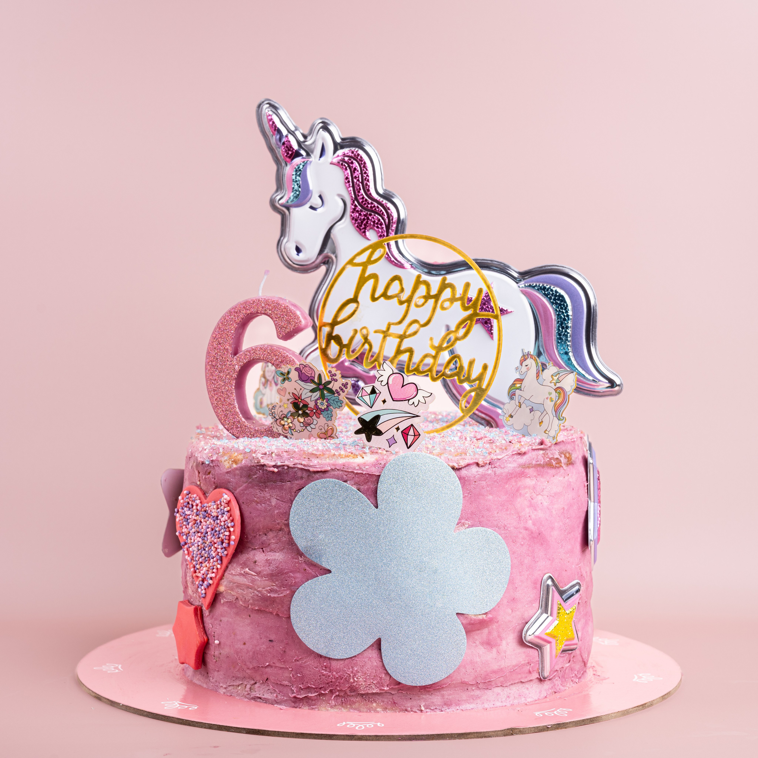 Tort cu decor roz si unicorn  – fotografie stilizată pentru branding cofetării sau meniuri elegante