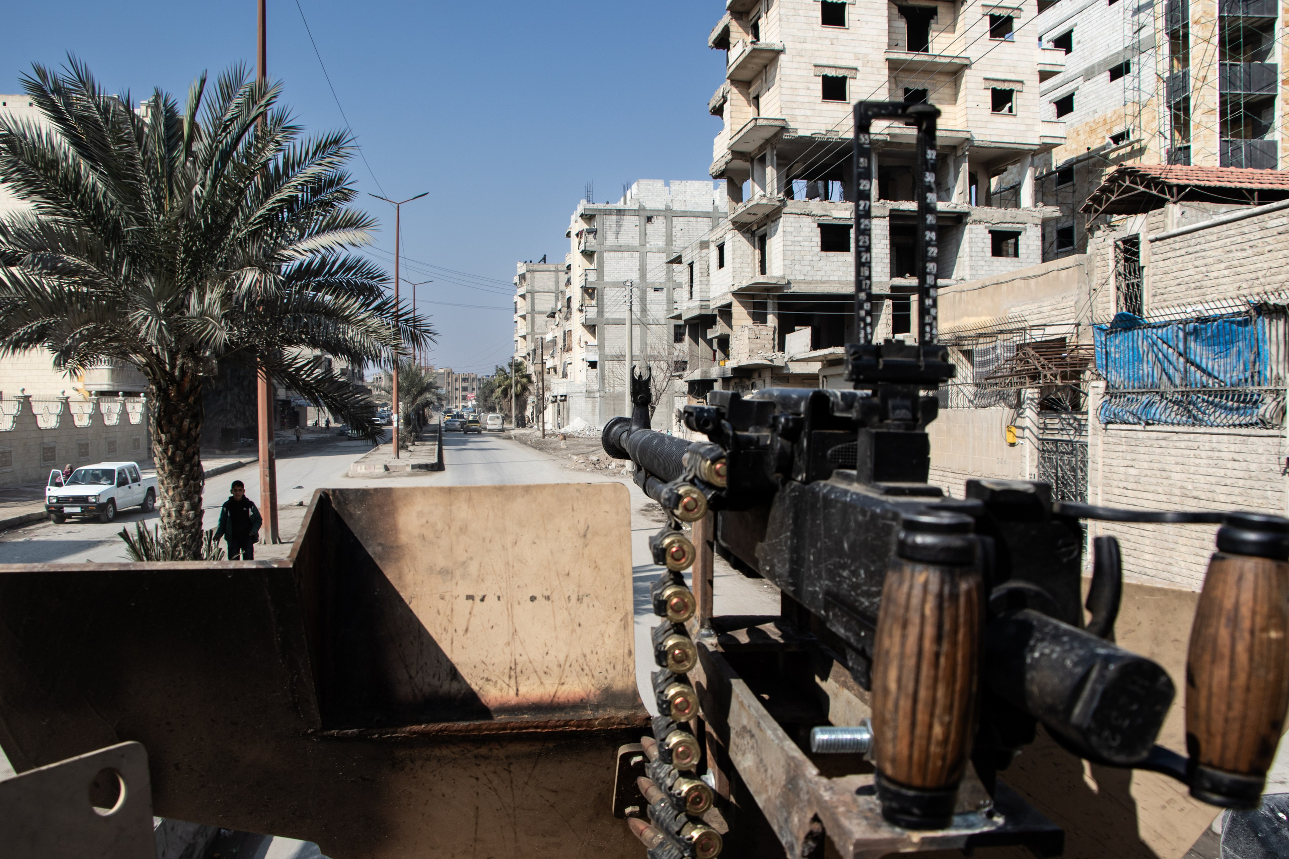 Sur la tourelle du blindé lors d'une patrouille avec les forces spéciales des Forces Démocratiques Syriennes (FDS) à Raqqa.