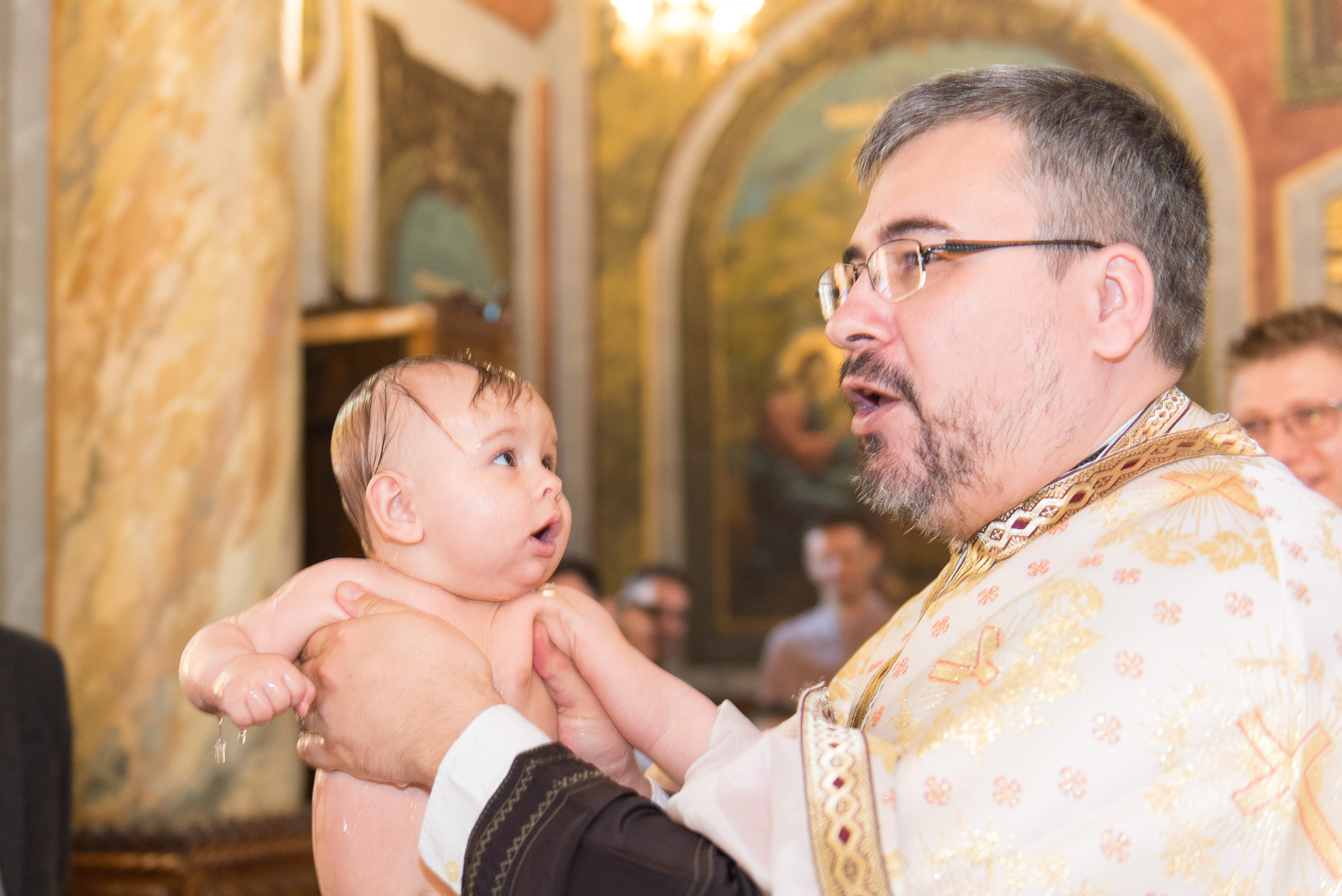 Fotograf botez, sedinta foto acasa, fotografii cu bebe, fotograf profesionist botez Bucuresti, sedinta foto de familie, sedinta foto cu bebe, fotografii la botez acasa, fotografii pregatiri bebe, botezul bebelusului, obiceiuri la botez, fotograf pentru botez, oferta foto botez, fotograf profesionist Bucuresti
