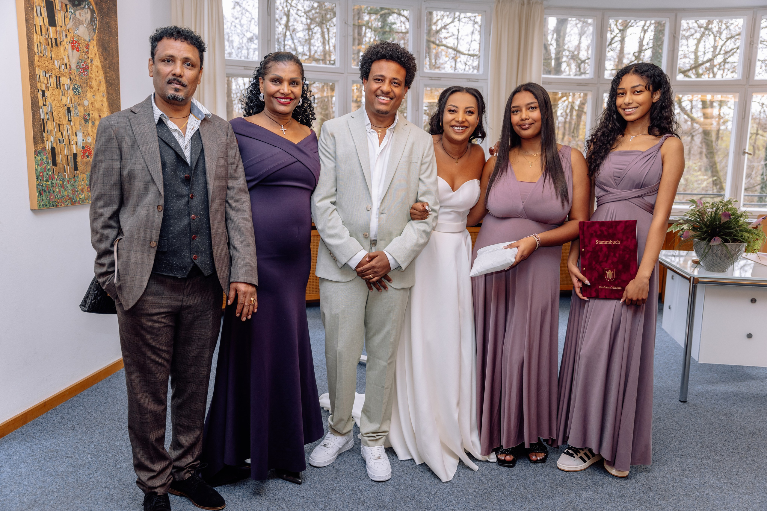 Gruppenfoto mit Gästen – Freude und Feierlichkeiten im Standesamt Schwabing