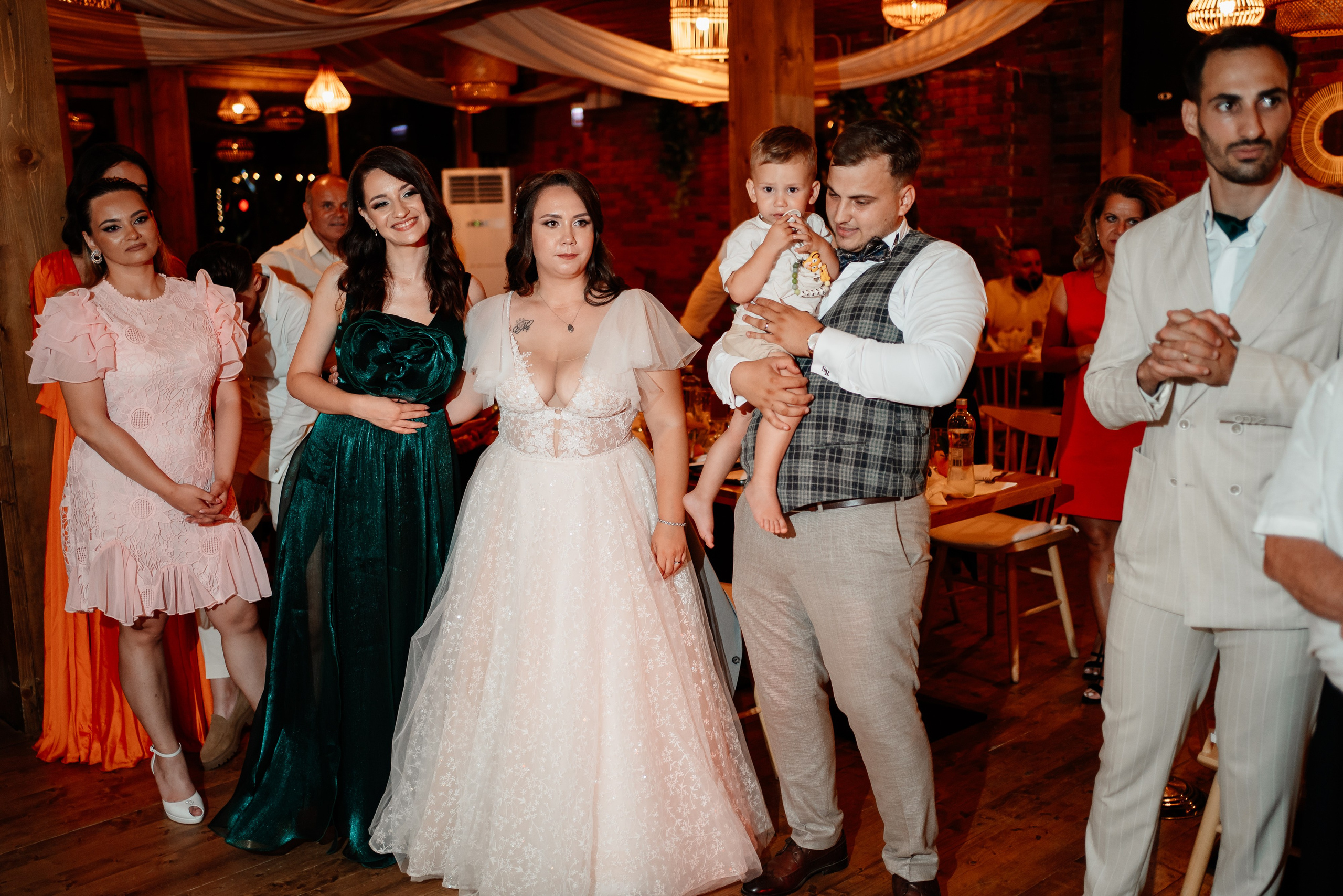 Moment emoționant între miri în ziua nunții, surprins într-un cadru natural și romantic, la Daimon Events. Fotografie de nuntă profesională, editată artistic pentru a evidenția emoția și eleganța evenimentului.