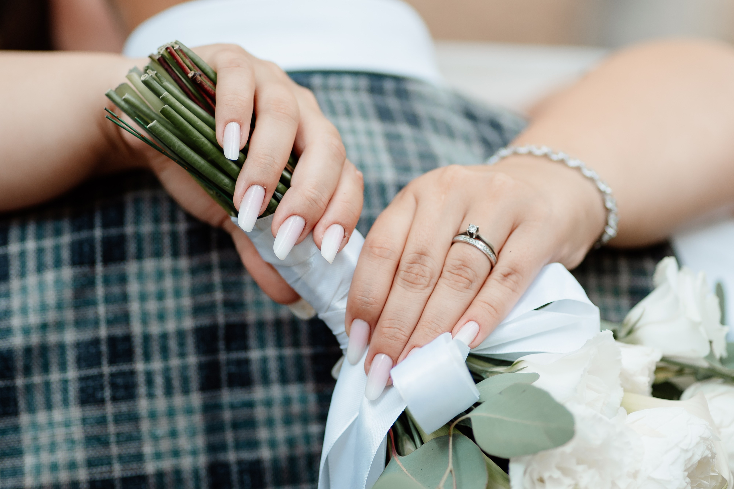 Moment emoționant între miri în ziua nunții, surprins într-un cadru natural și romantic, la Daimon Events. Fotografie de nuntă profesională, editată artistic pentru a evidenția emoția și eleganța evenimentului.