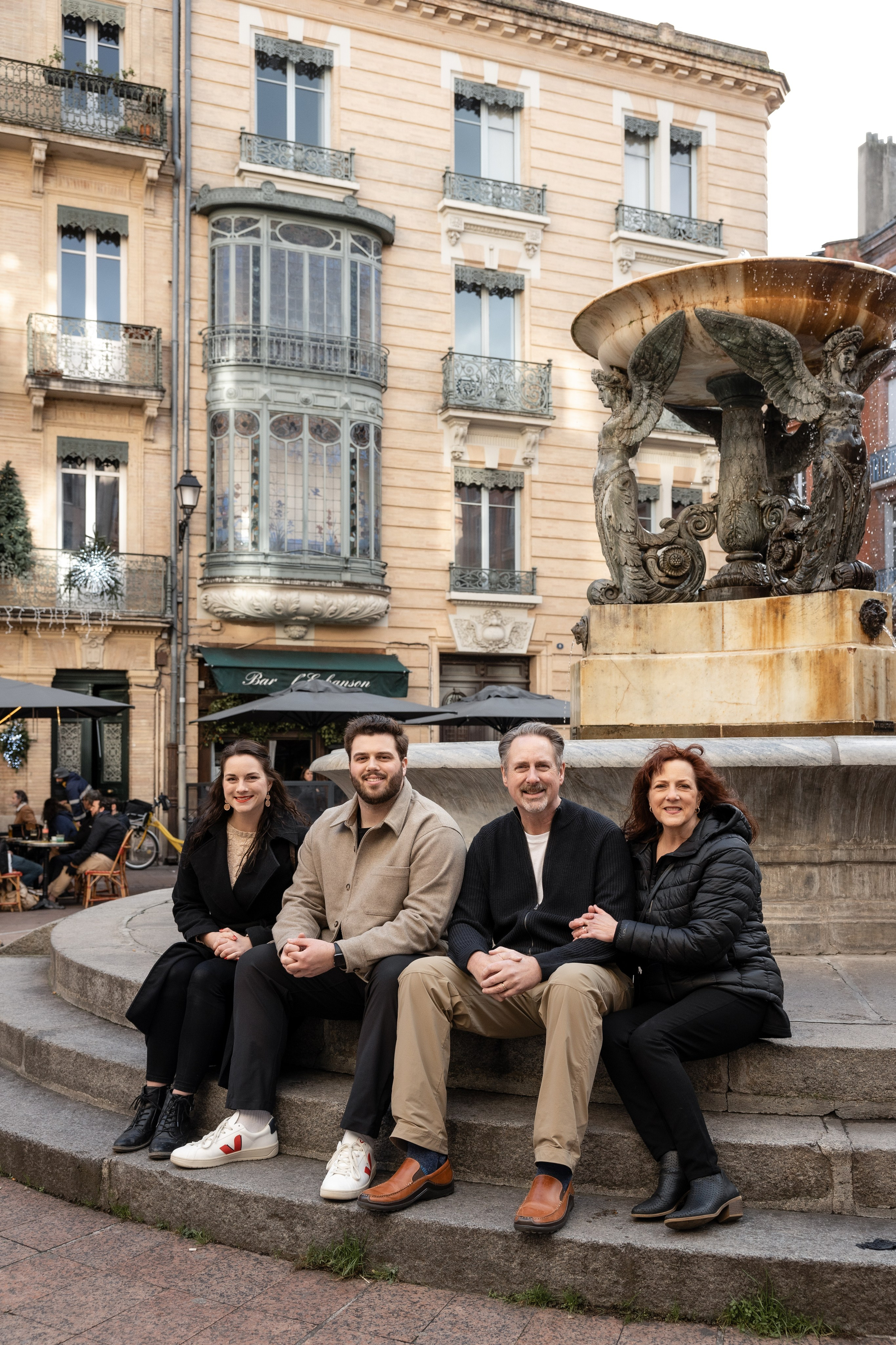 Séance photo de famille dans le centre-ville de Toulouse pour Cara’s Family. Eugénie Smirnova — Photographe à Toulouse et dans le Sud-Ouest