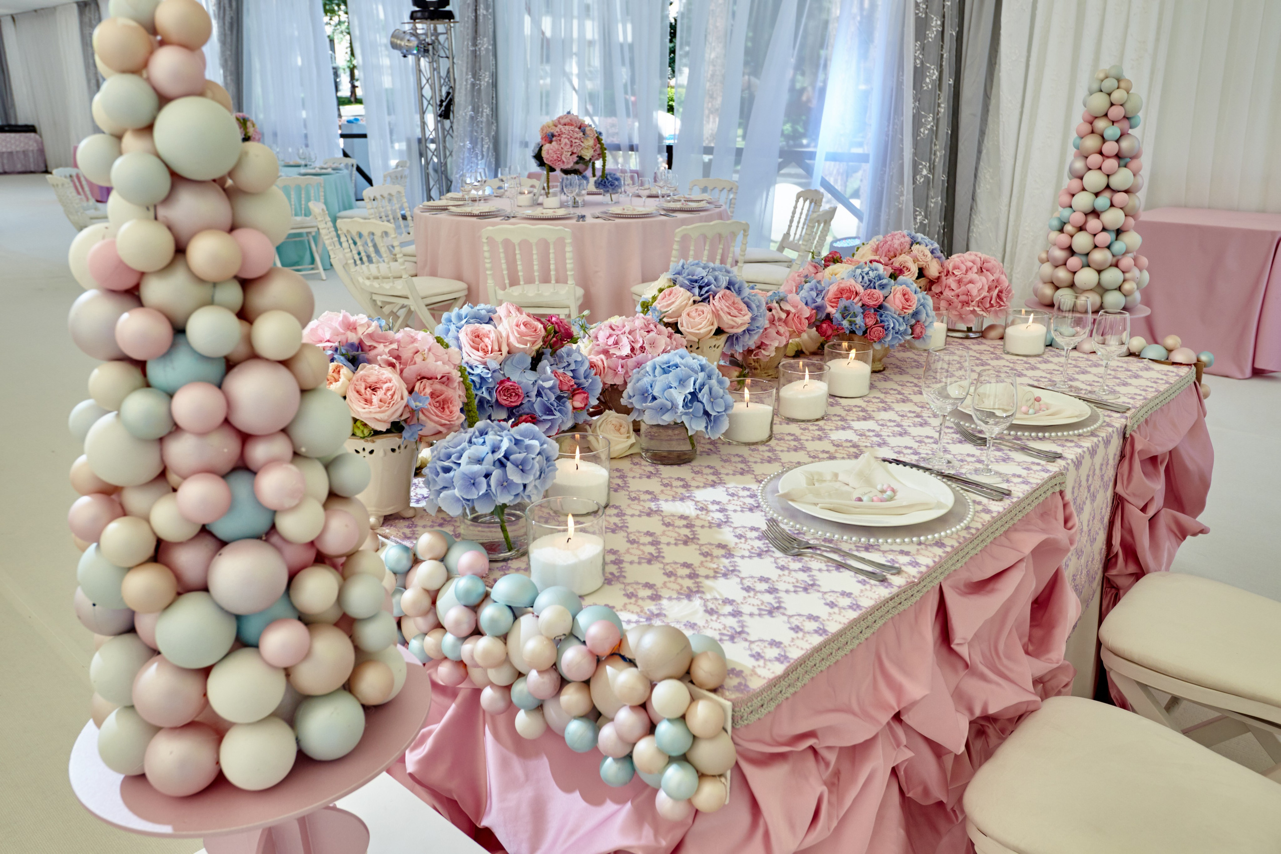 Candy bar coloré avec macarons et douceurs pour décoration de mariage élégante en Bourgogne