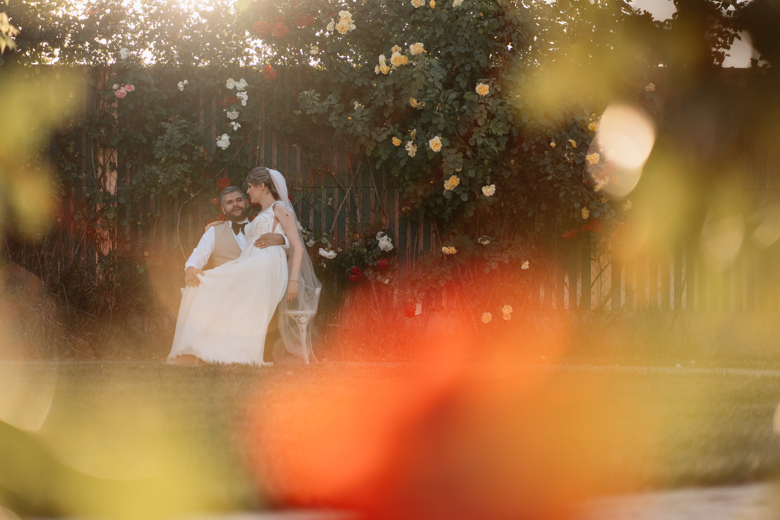 Moment emoționant între miri în ziua nunții, surprins într-un cadru natural și romantic, la Grădina Lahovari. Fotografie de nuntă profesională, editată artistic pentru a evidenția emoția și eleganța evenimentului.