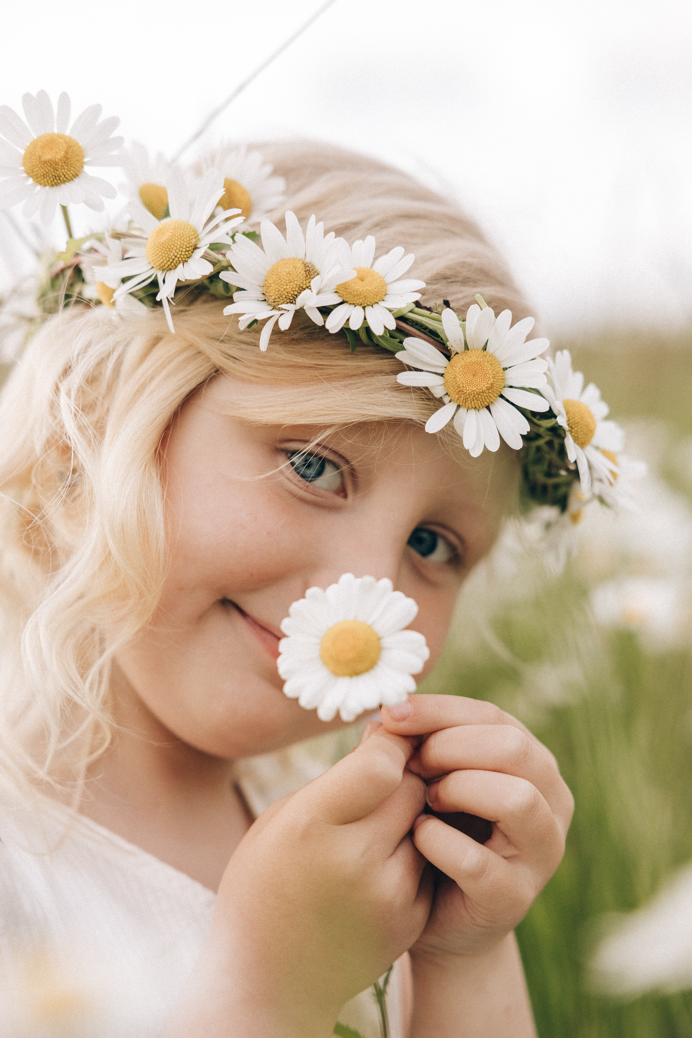 Family photoshoot in a daisy meadow at golden hour — natural light, warm tones, candid moments between a mother and her daughters. Lifestyle and Family Photographer in Pisek Oxana Telupilova