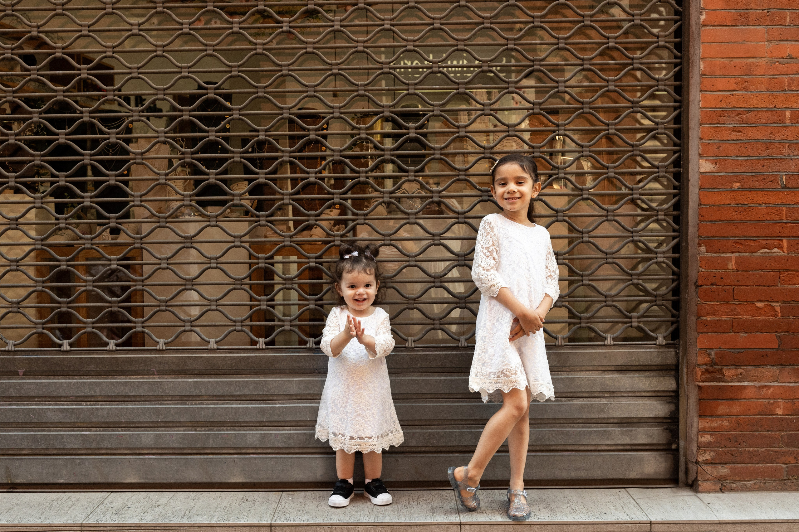 Family photo session in Toulouse. Eugenie Smirnova — wedding, corporate and lifestyle photographer in Toulouse and Southwest France