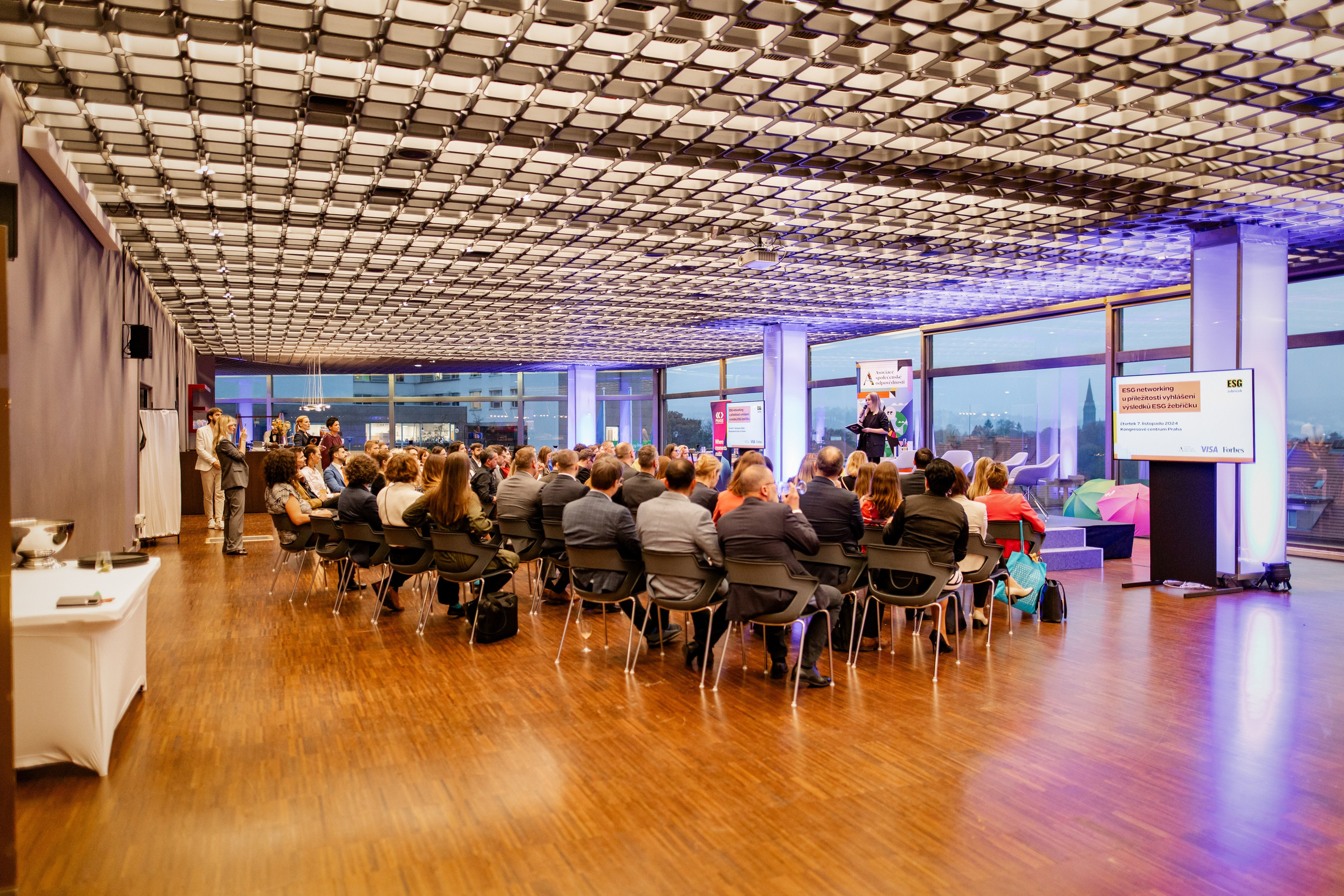 Firemní fotograf Praha. Dana Lišková — Empatická fotografka | Introspektivní umělkyně | Neurodivergentní koučka| Zakladatelka Artepy.cz