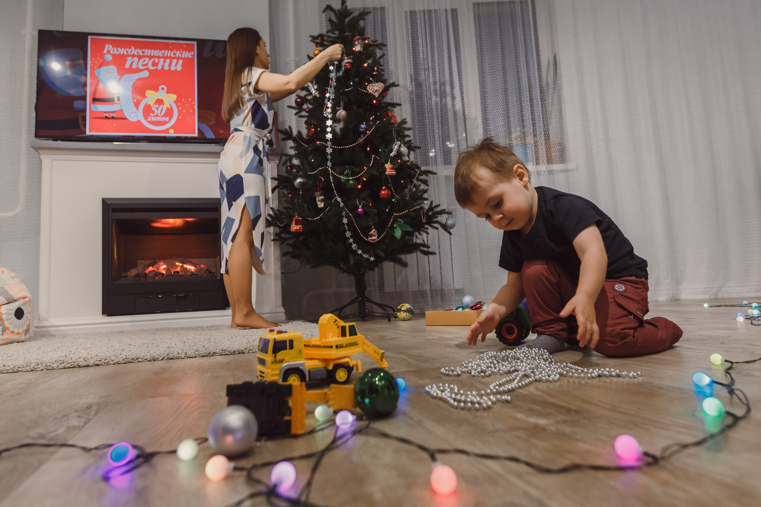 Padres con niños preparando galletas en casa. Fotógrafo de retrato, familia y reportajes en Valencia | España | Europa Vitalii Lumier