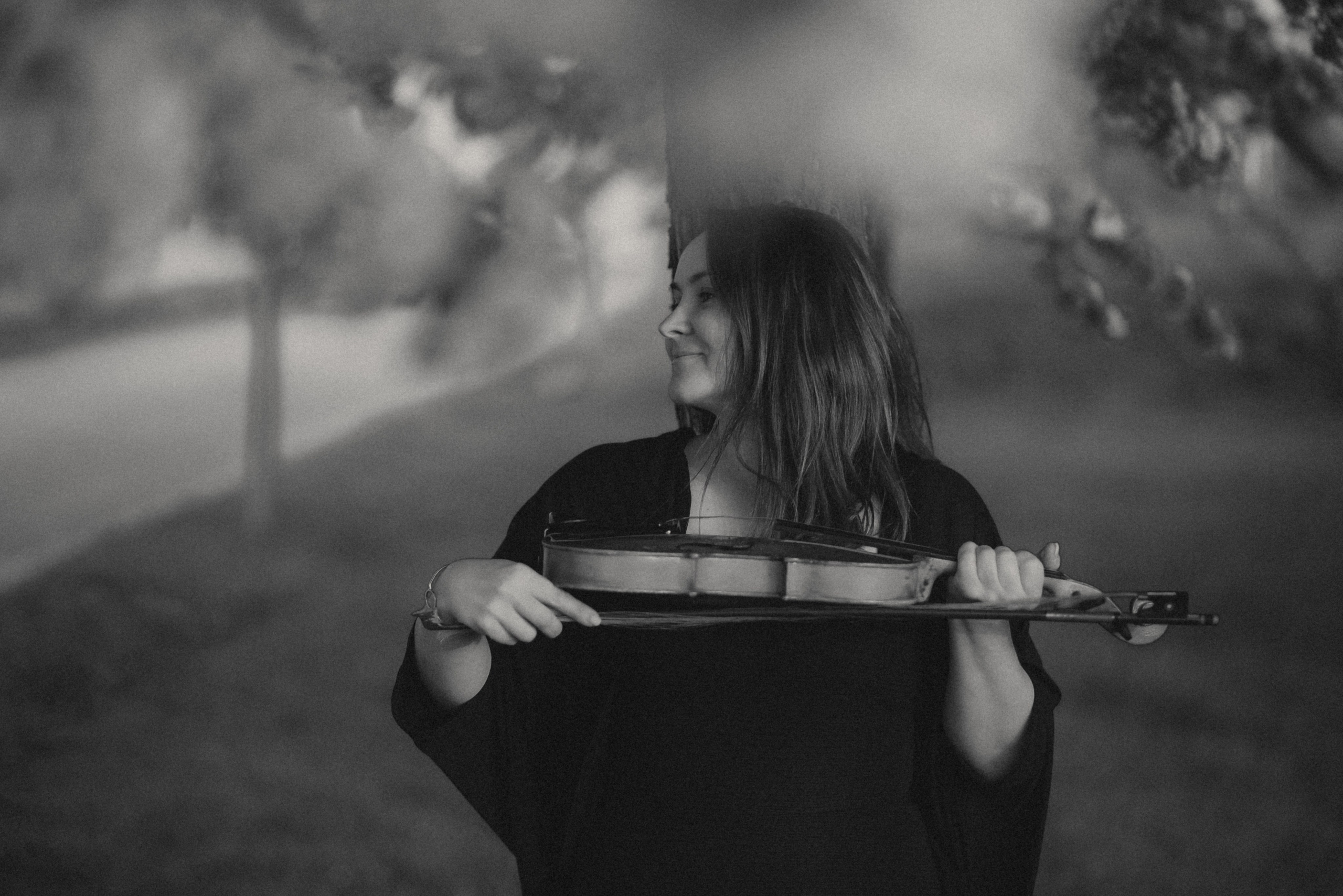 Fotoshooting eineр Geigerin beim Spielen im Freien. Schwarz-weiß Fotografie in Münster. Fotografin Viktoria Roschen