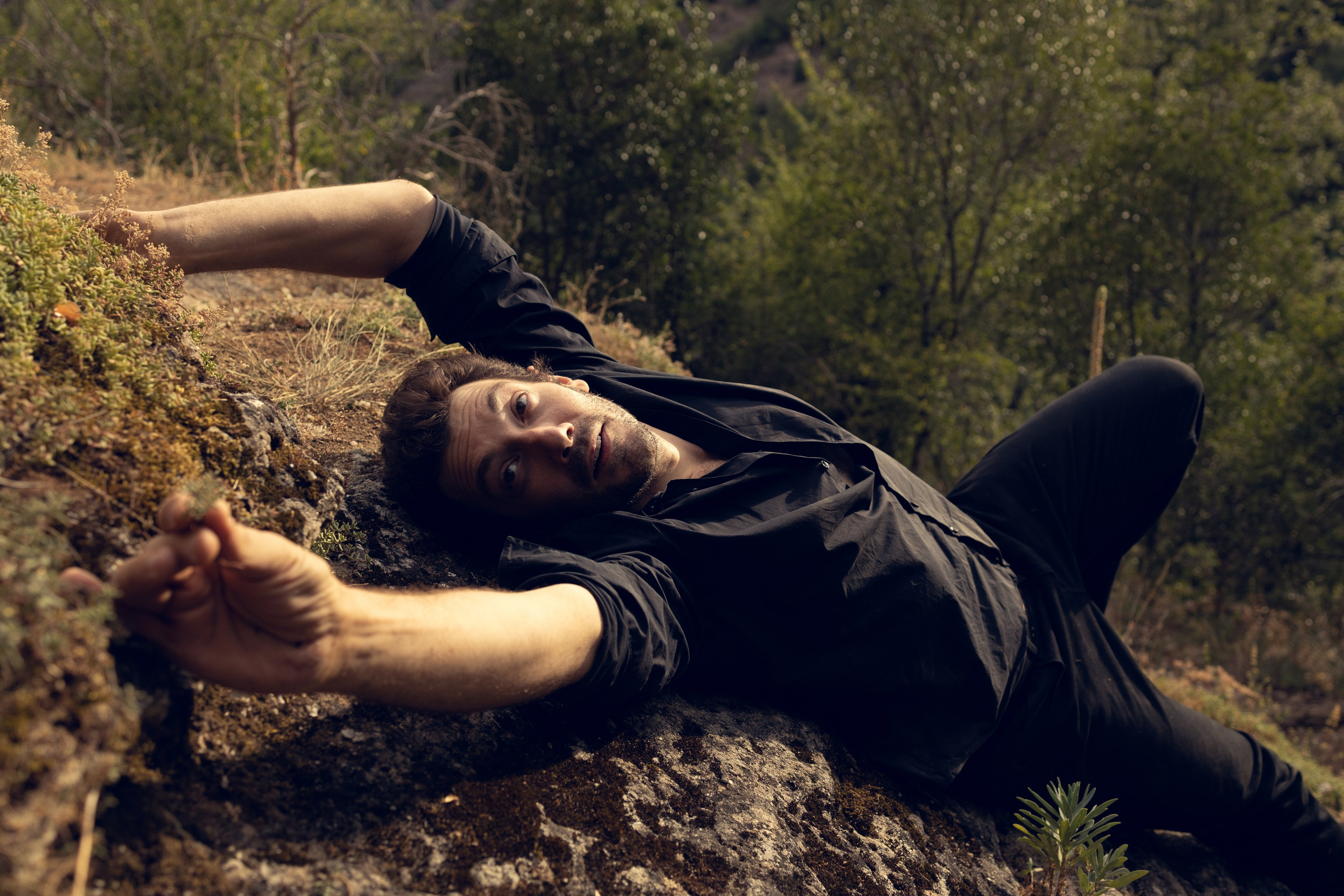Portrait du portfolio d’un acteur Avignon Provence France. Histoires d’amour, séances photos de famille et de mariage en France