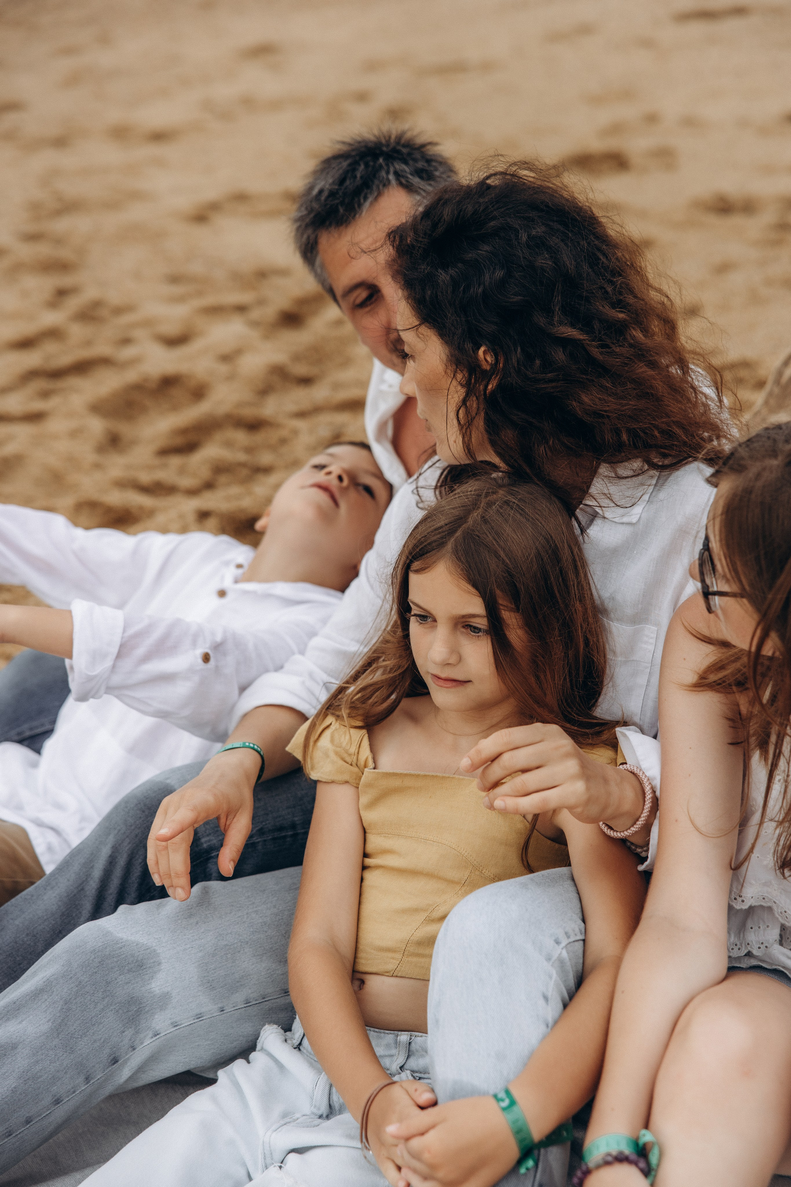 Family photoshoot by the ocean. Labenne Ocean Beach 2024. Eugenie Smirnova — wedding, corporate and lifestyle photographer in Toulouse and Southwest France