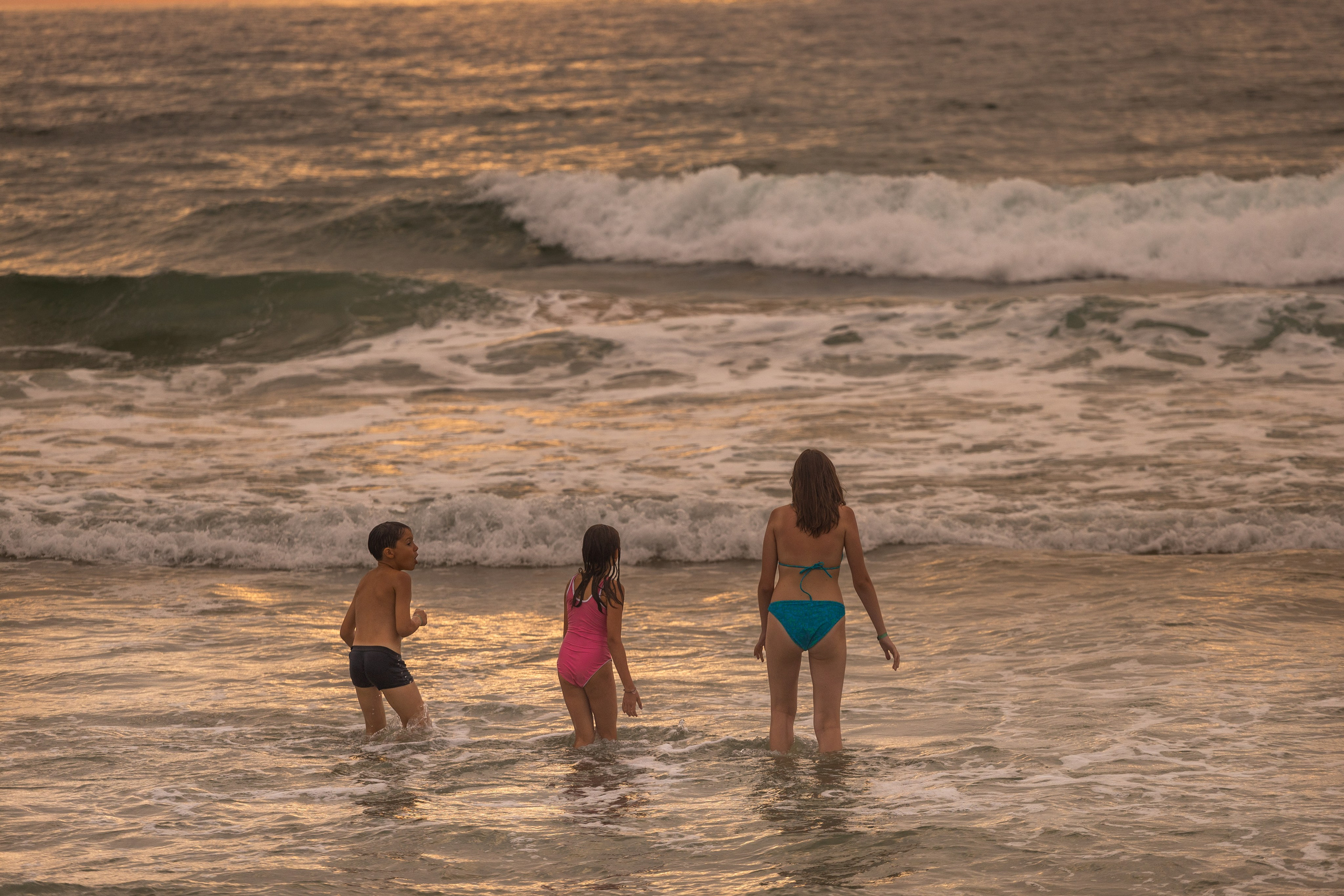 Family photoshoot by the ocean. Labenne Ocean Beach 2024. Eugenie Smirnova — wedding, corporate and lifestyle photographer in Toulouse and Southwest France